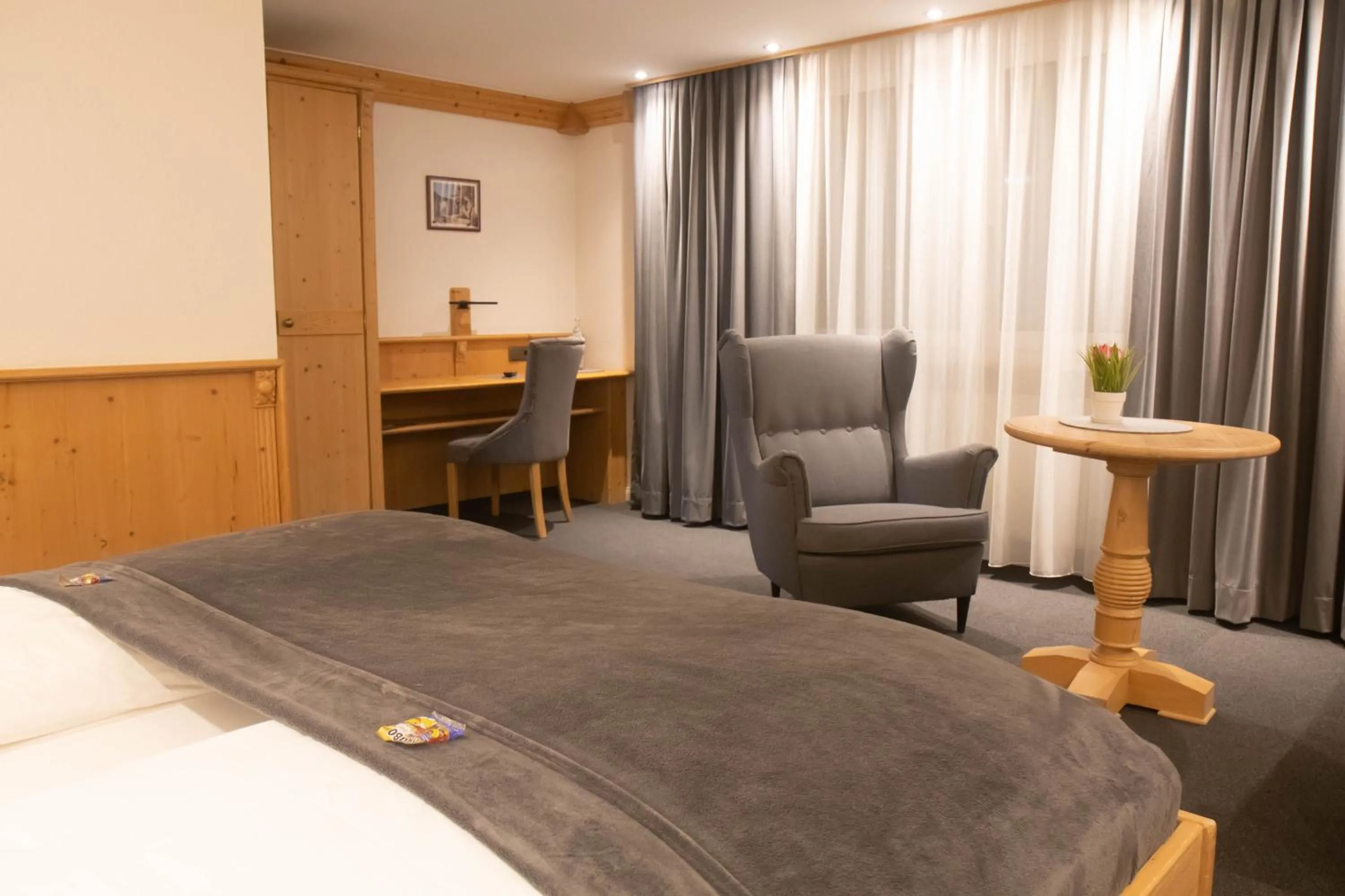 Seating area, Bed in Hotel Stadtkrug