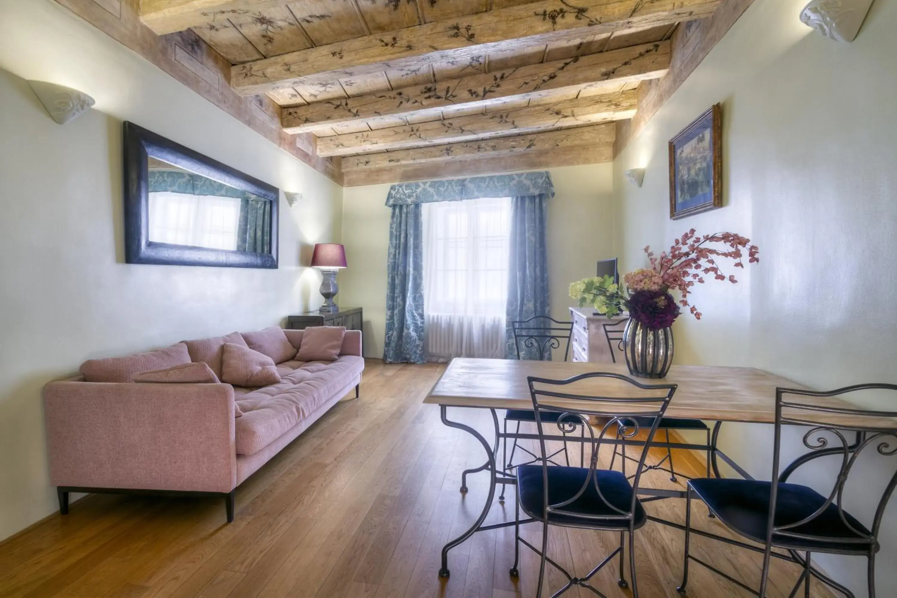 Duplex Suite in Black Star Suites Duplex Suite in Black Star Suites