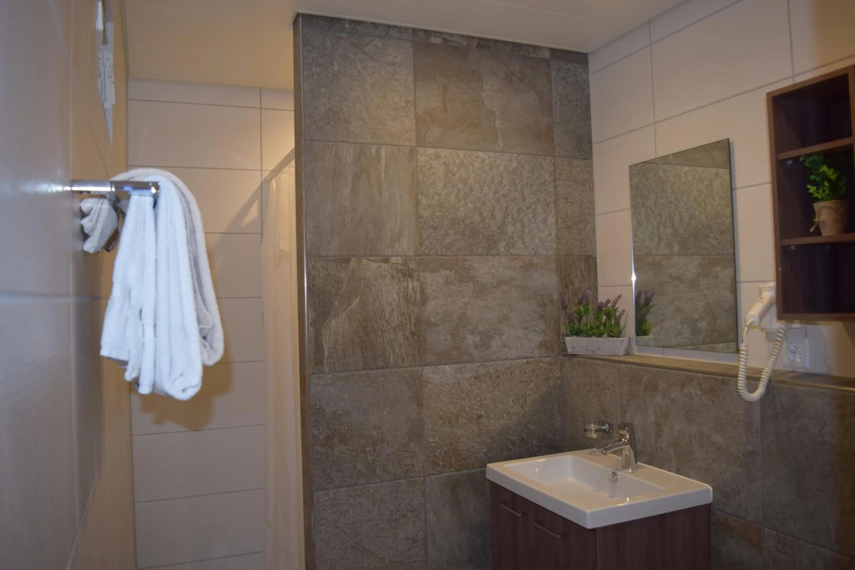 Bathroom in Hotel Acacia