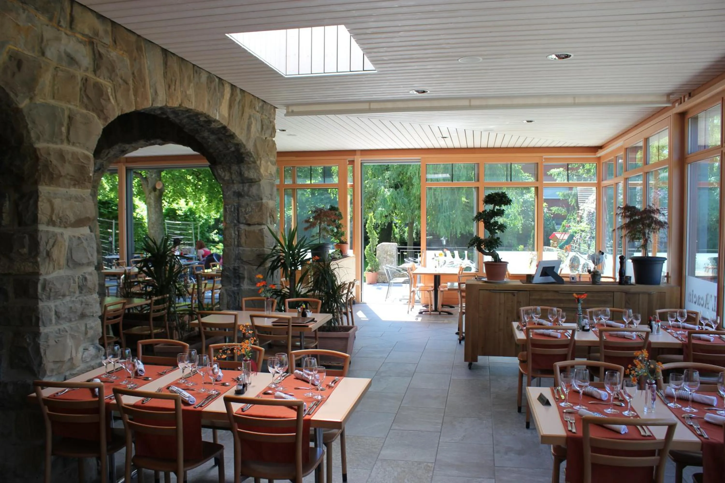 Restaurant/places to eat in Hotel Acacia
