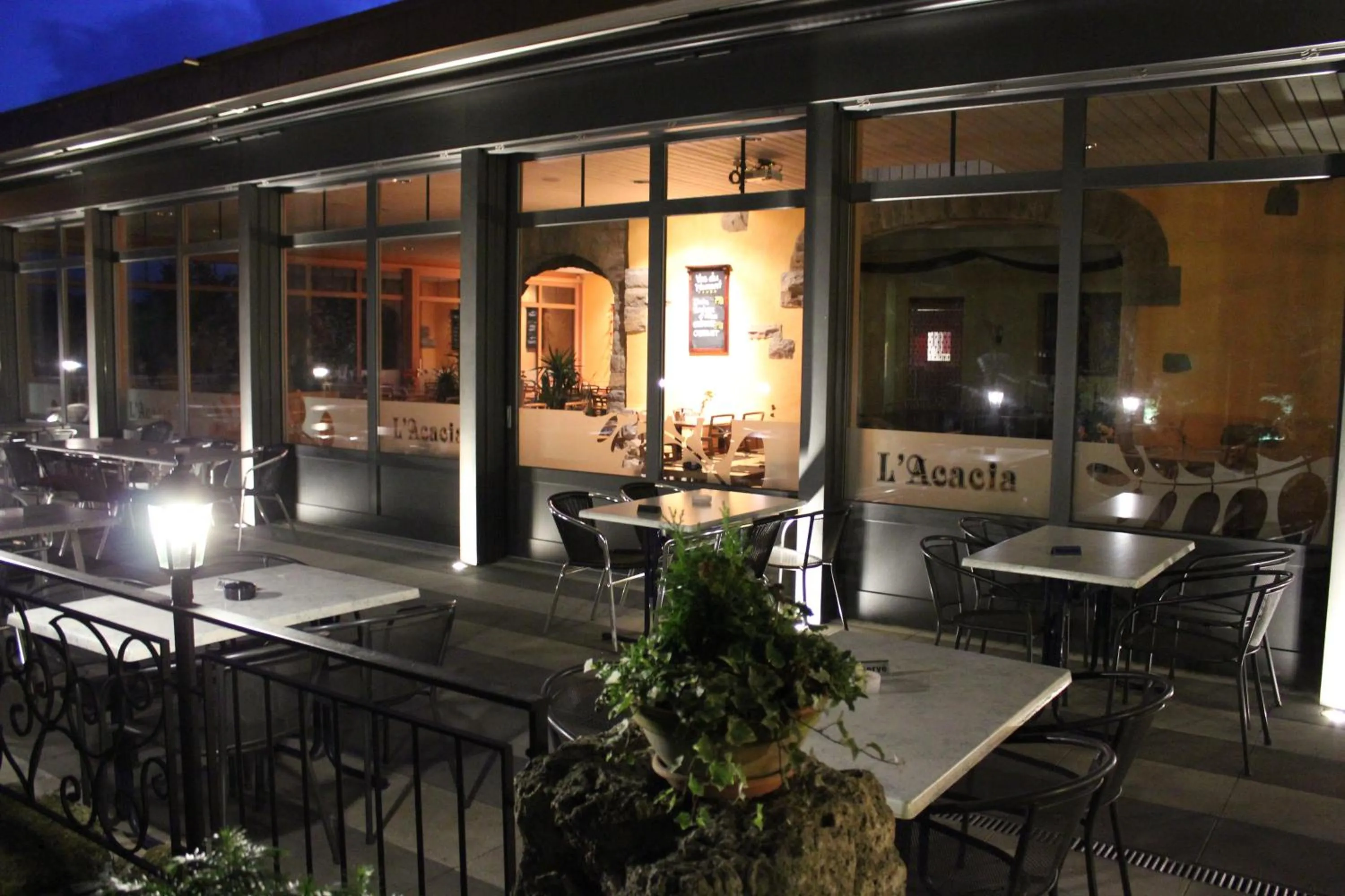 Patio in Hotel Acacia