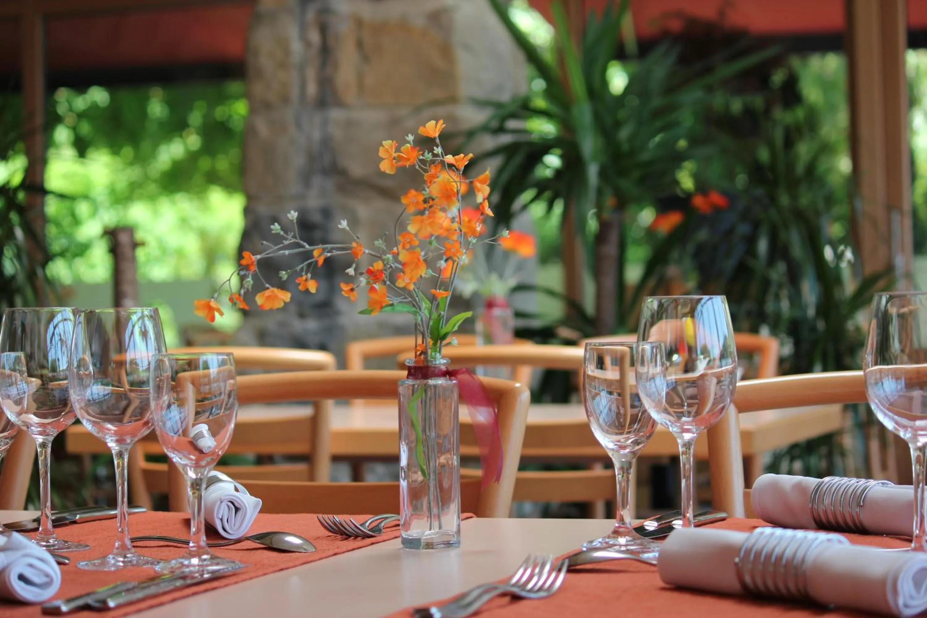 Restaurant/places to eat in Hotel Acacia