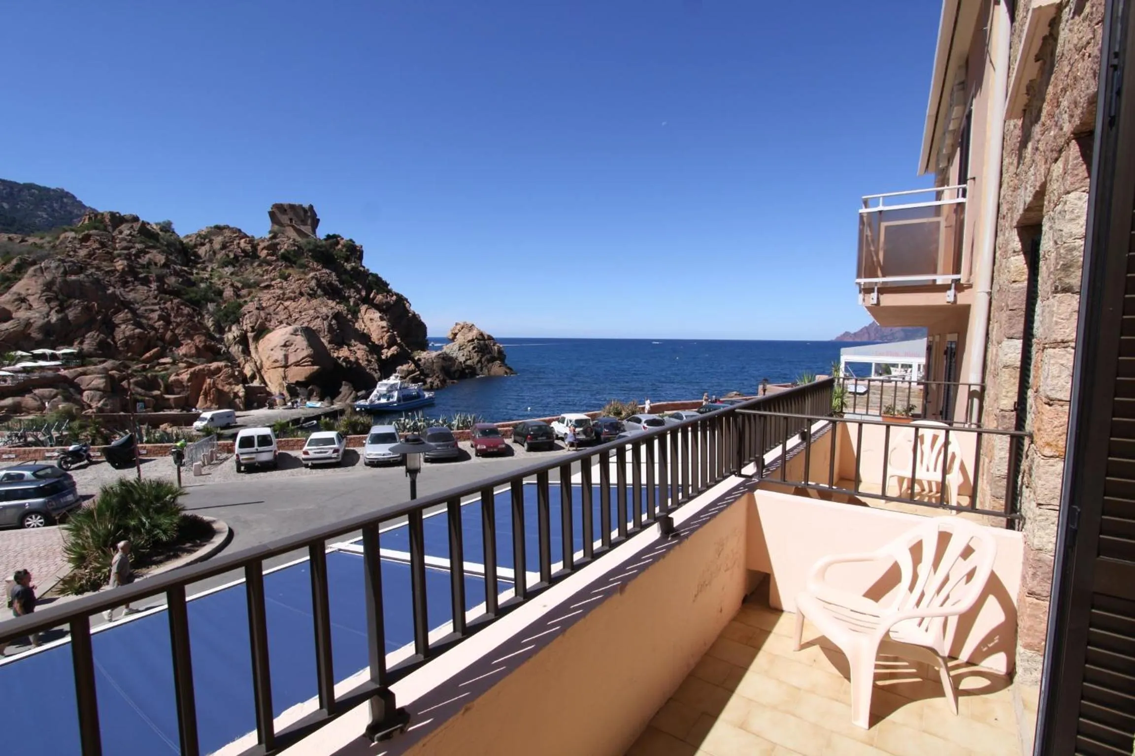 Patio in Hôtel & Résidence Le Subrini