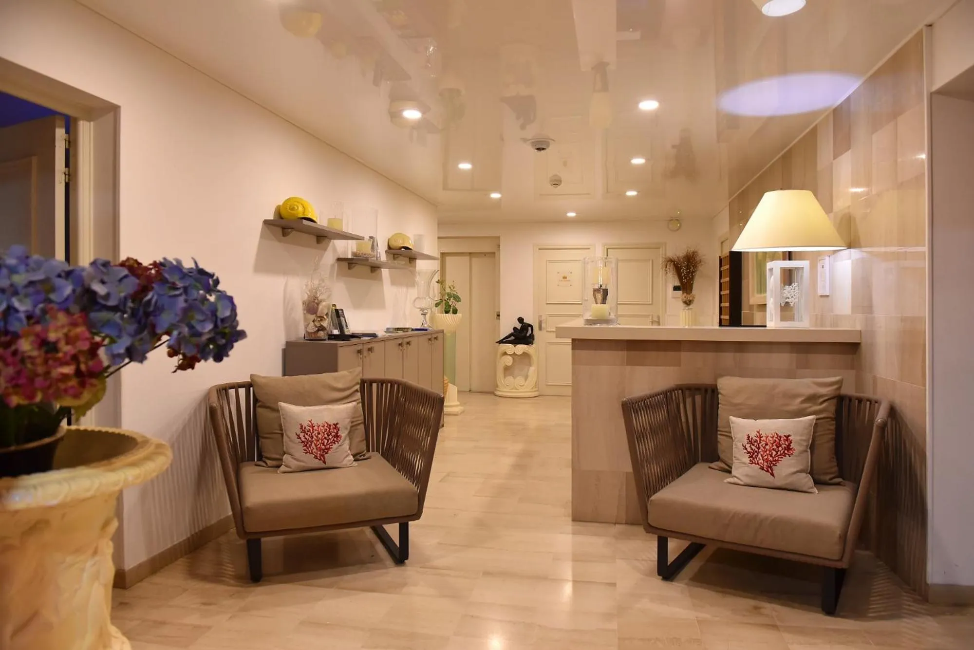 Lobby or reception in Hôtel & Résidence Le Subrini