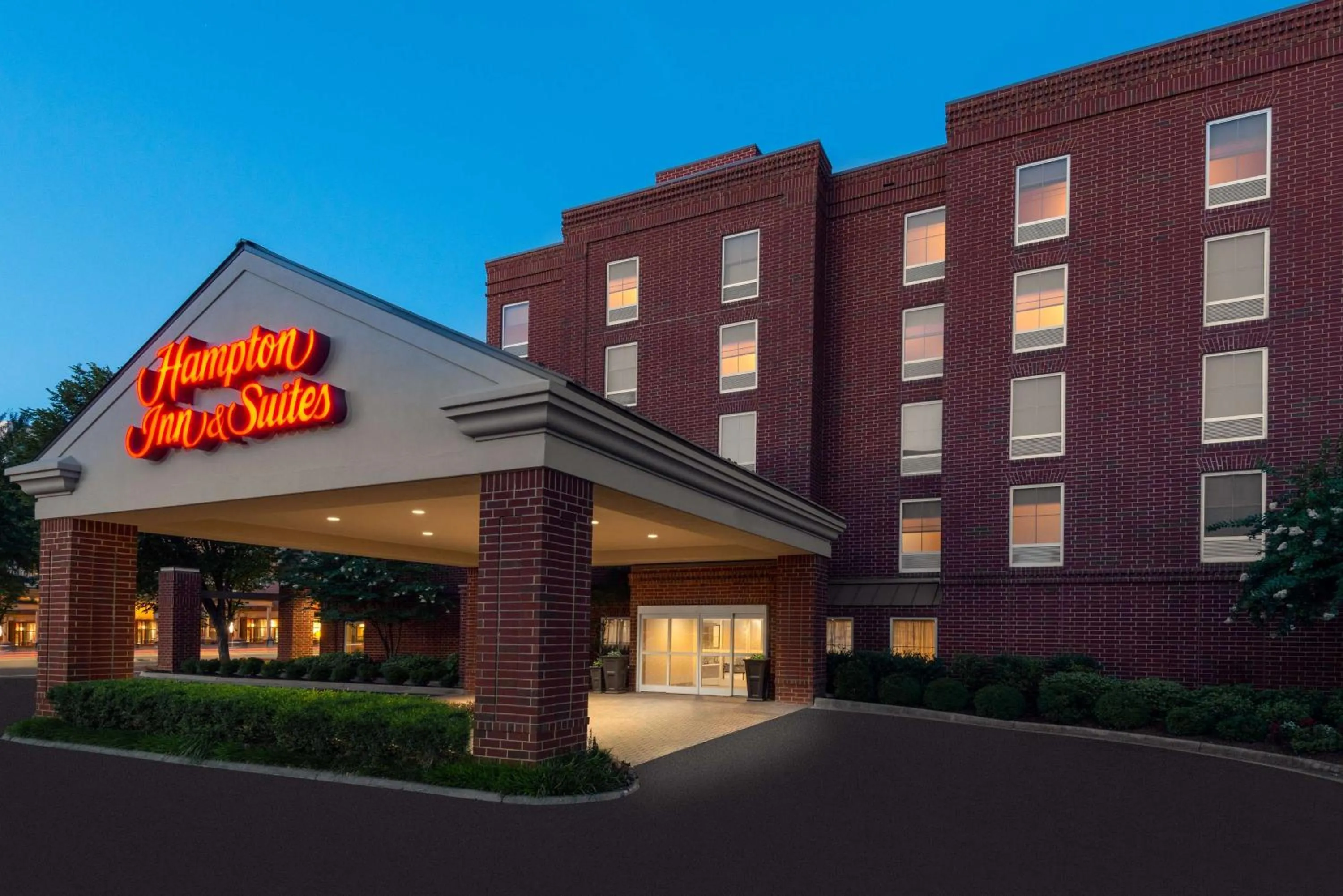 Property building in Hampton Inn & Suites Charlottesville at the University