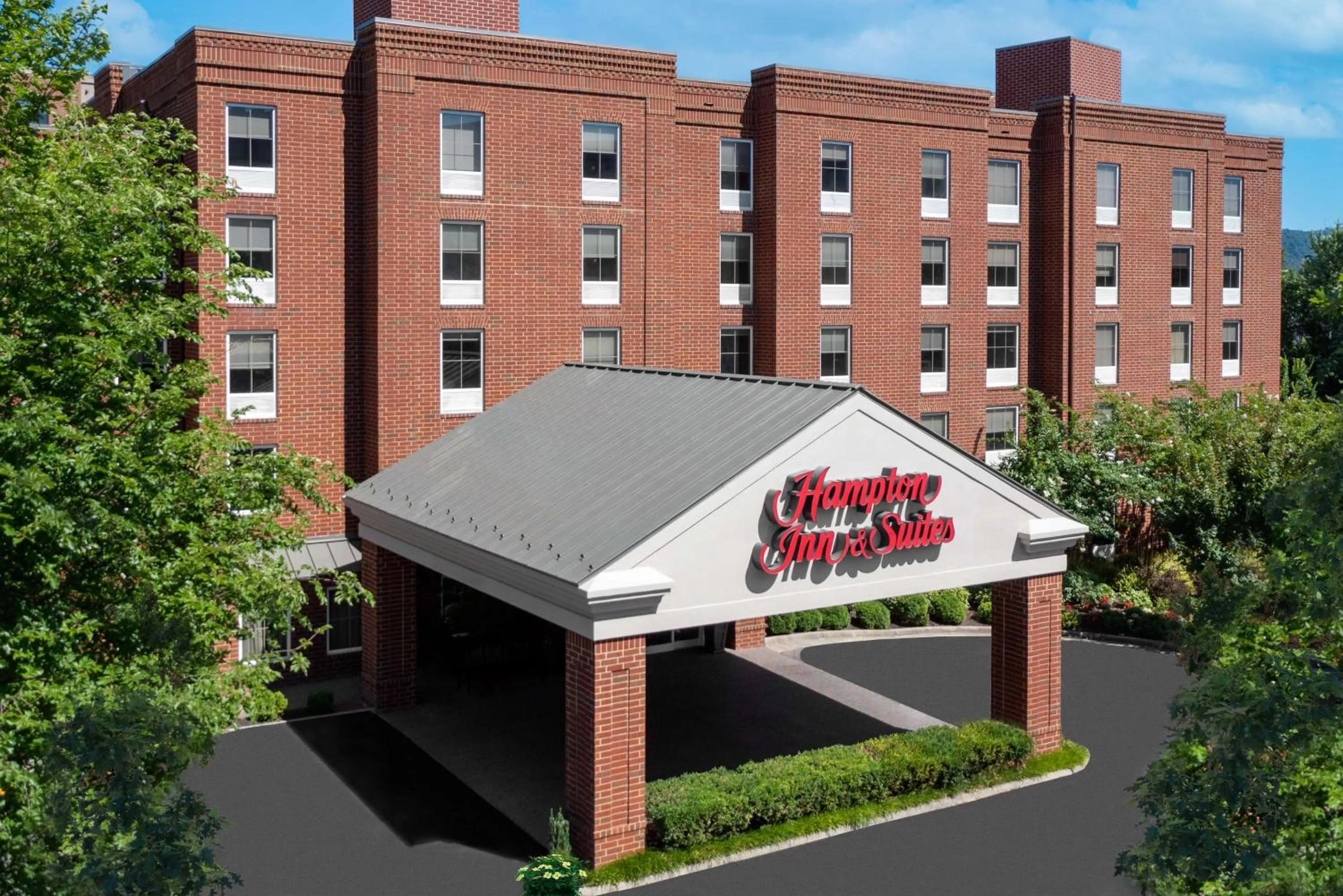Property building in Hampton Inn & Suites Charlottesville at the University