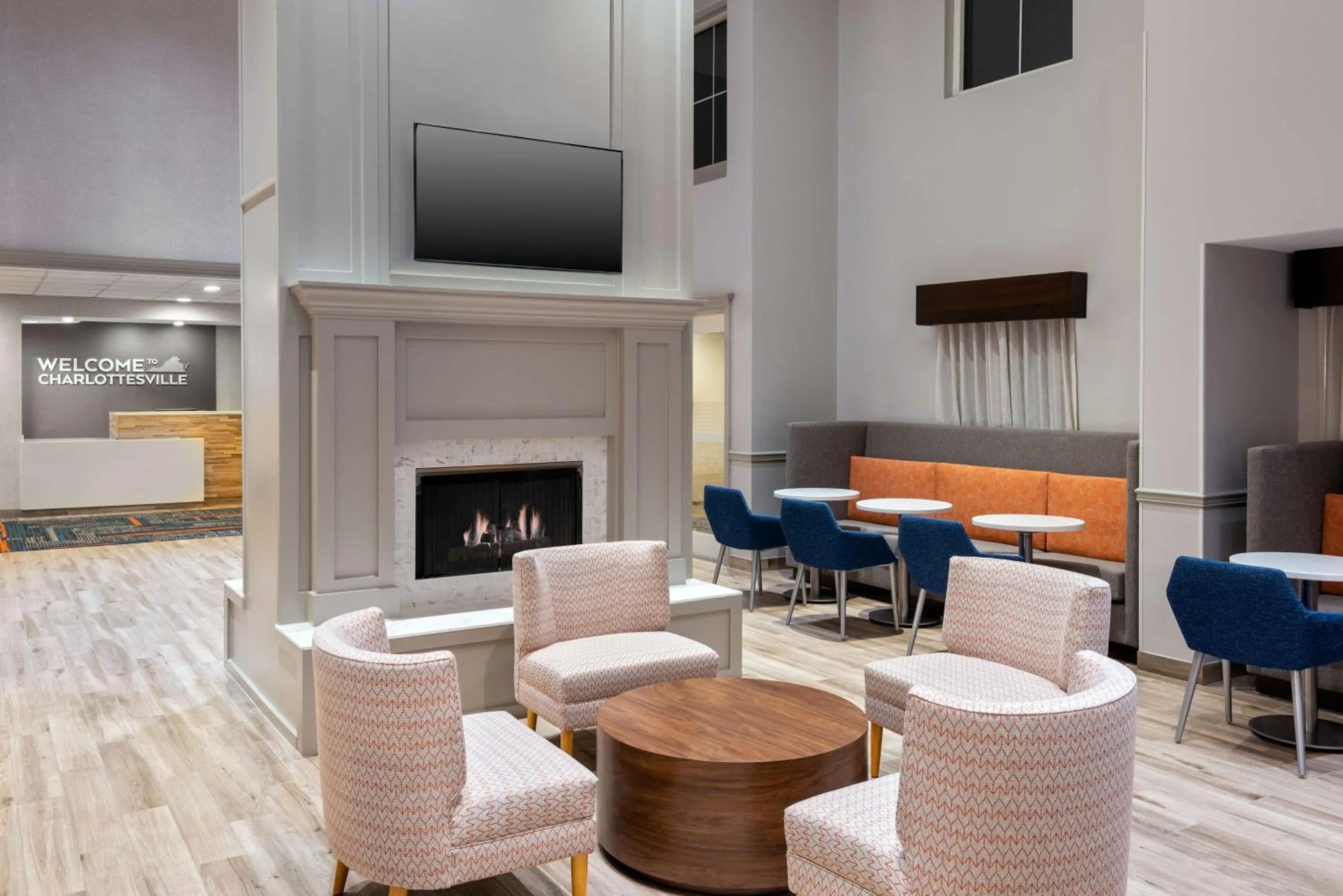 Lobby or reception in Hampton Inn & Suites Charlottesville at the University