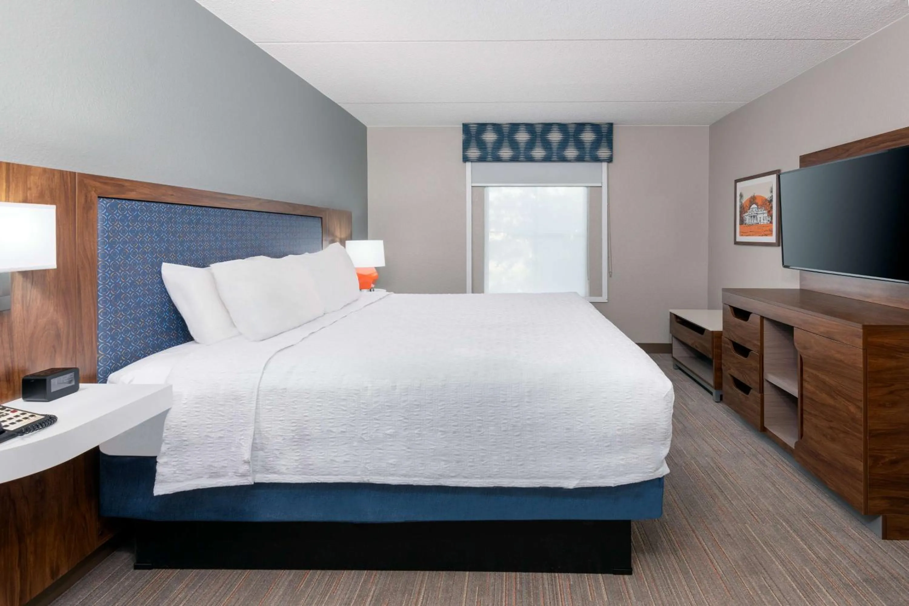 Bed in Hampton Inn & Suites Charlottesville at the University