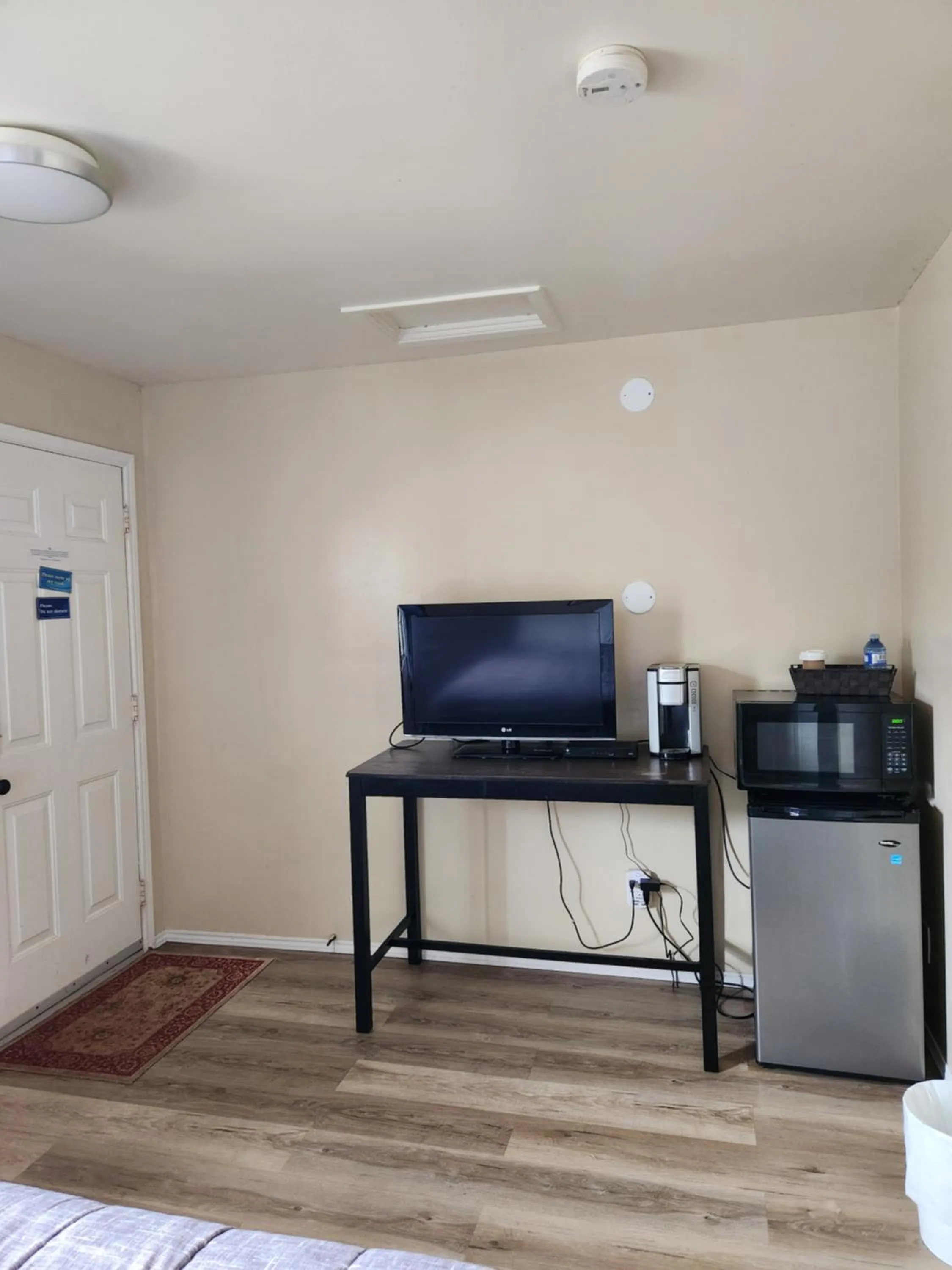 Photo of the whole room in Covered Bridge Inn & Suites