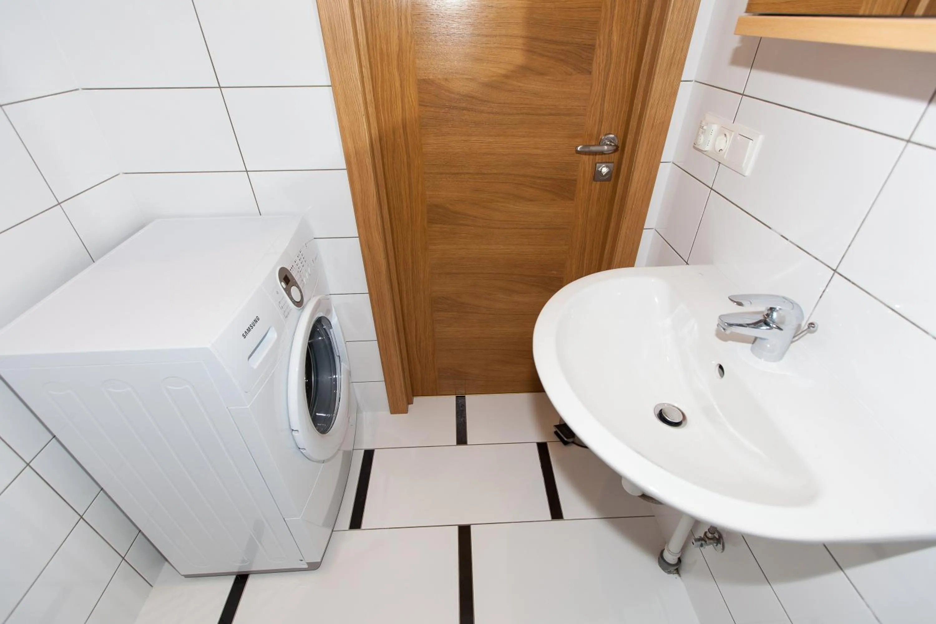 Shower in Amber Coast & Sea