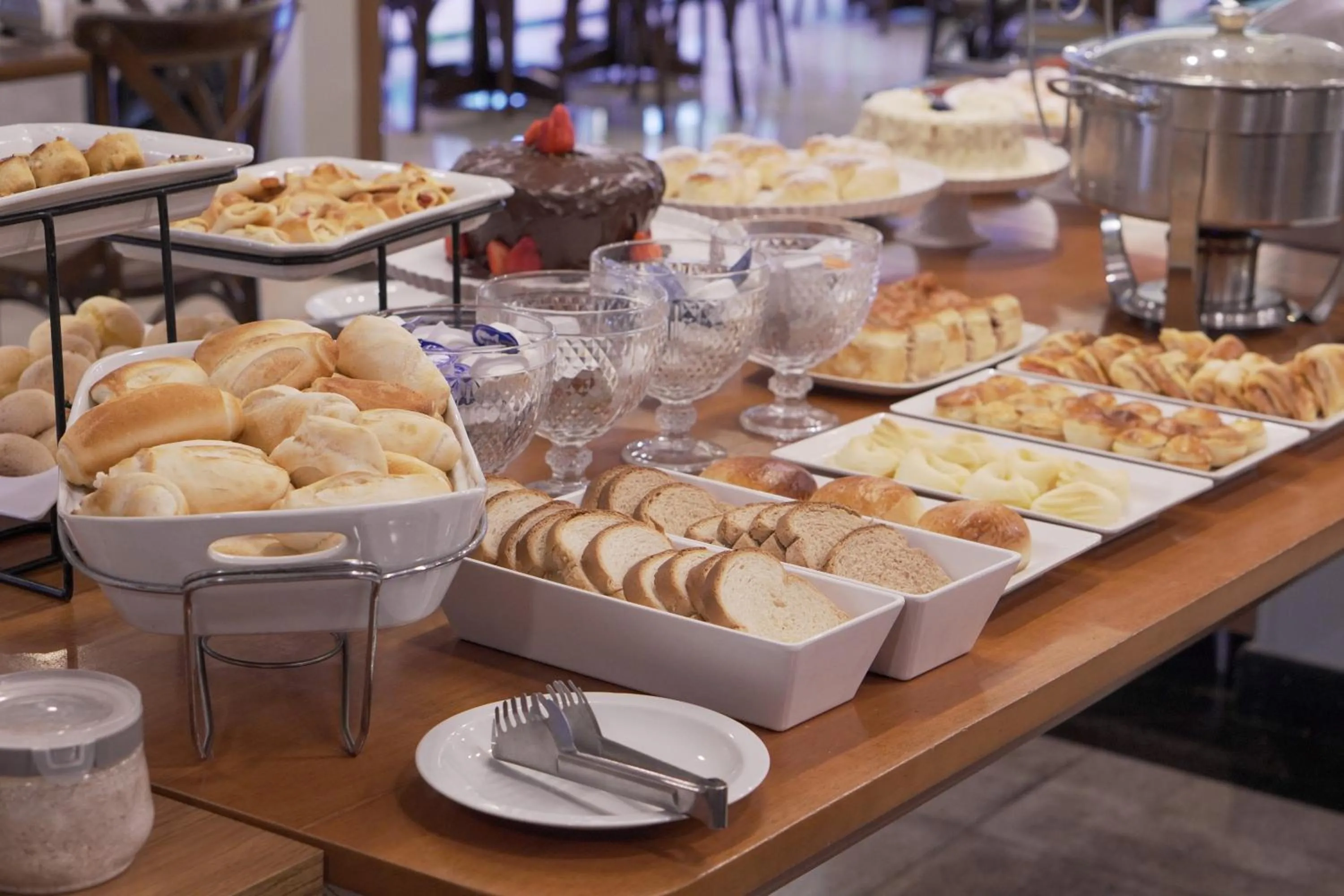 Buffet breakfast in Castelo Inn Hotel