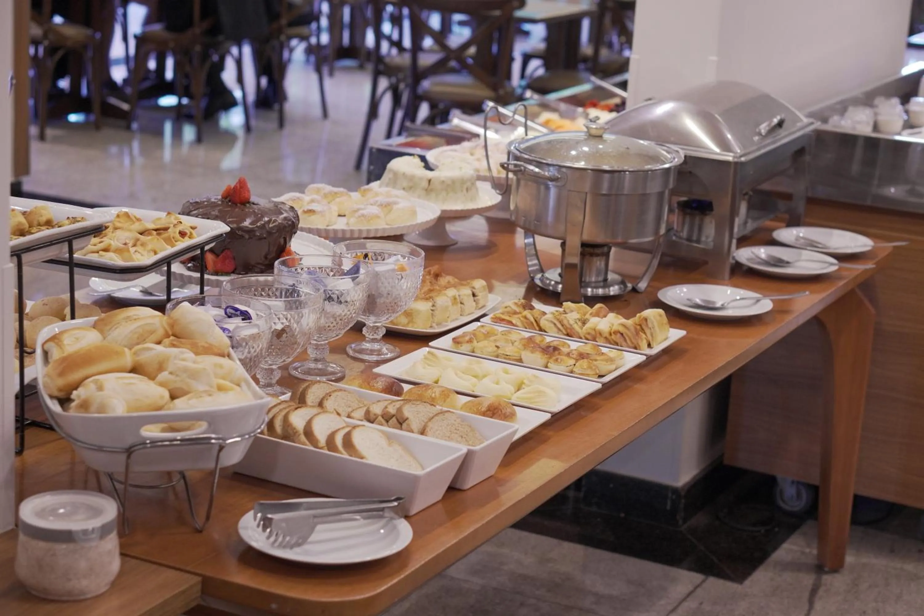 Buffet breakfast in Castelo Inn Hotel