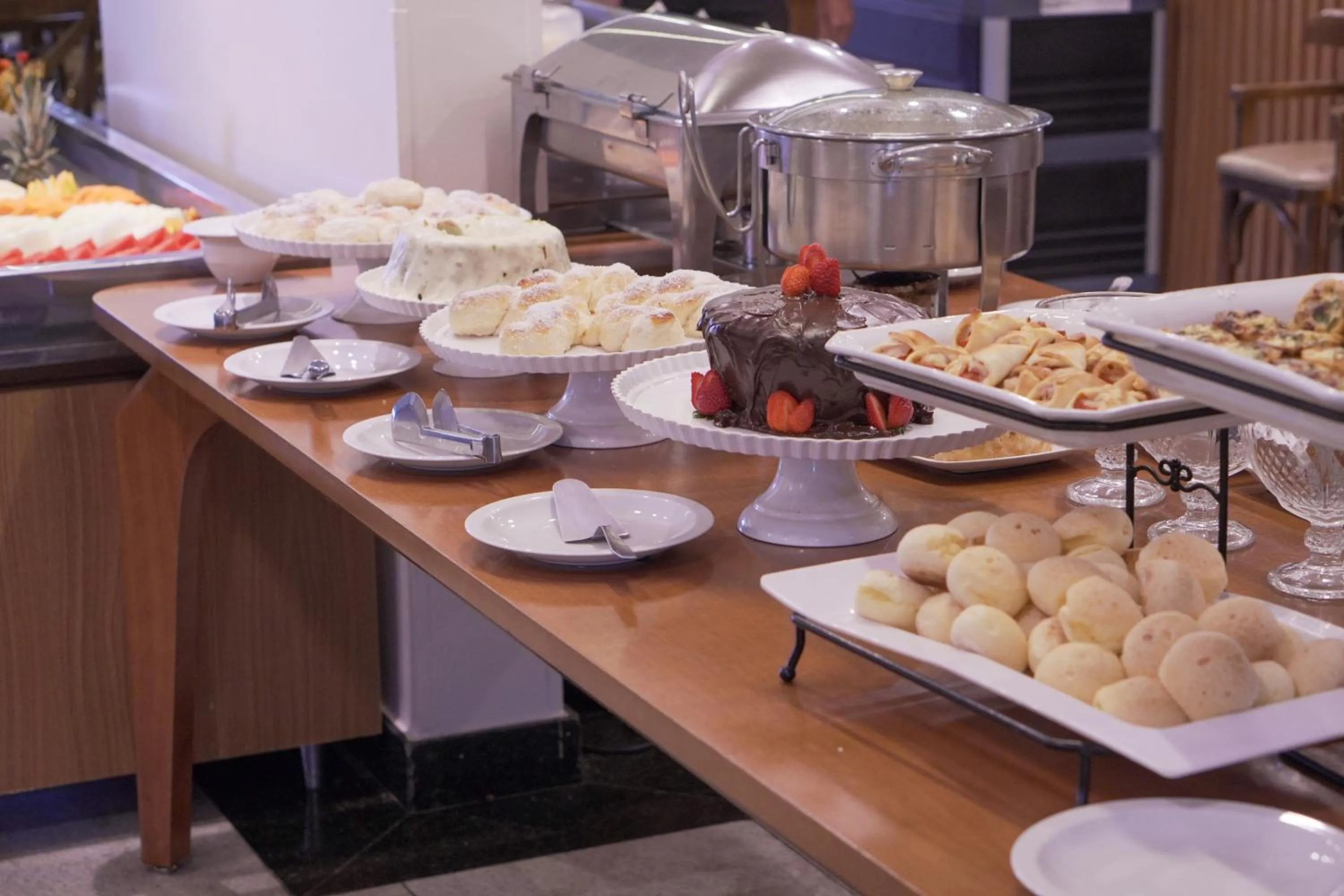 Buffet breakfast in Castelo Inn Hotel