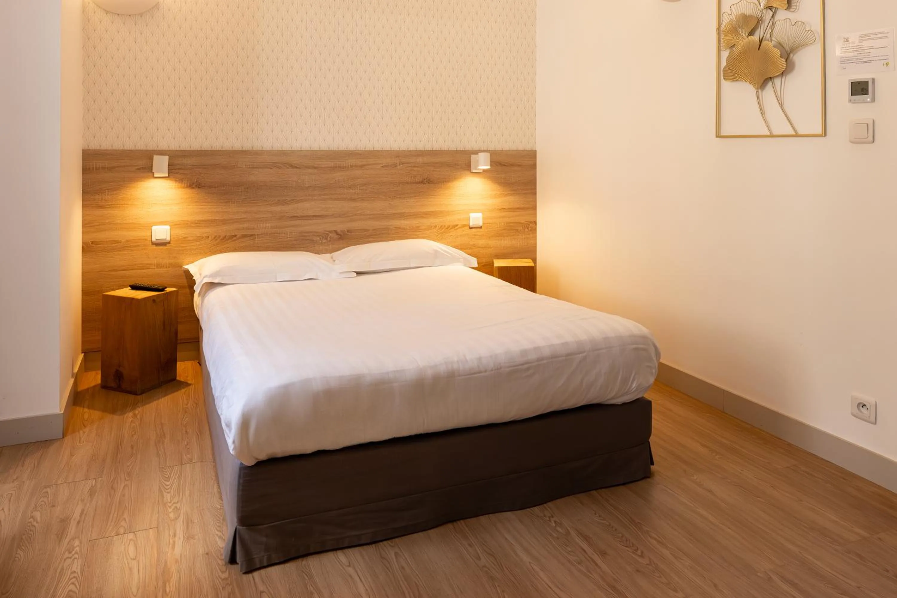 Bedroom, Bed in Hôtel Océan Dinan