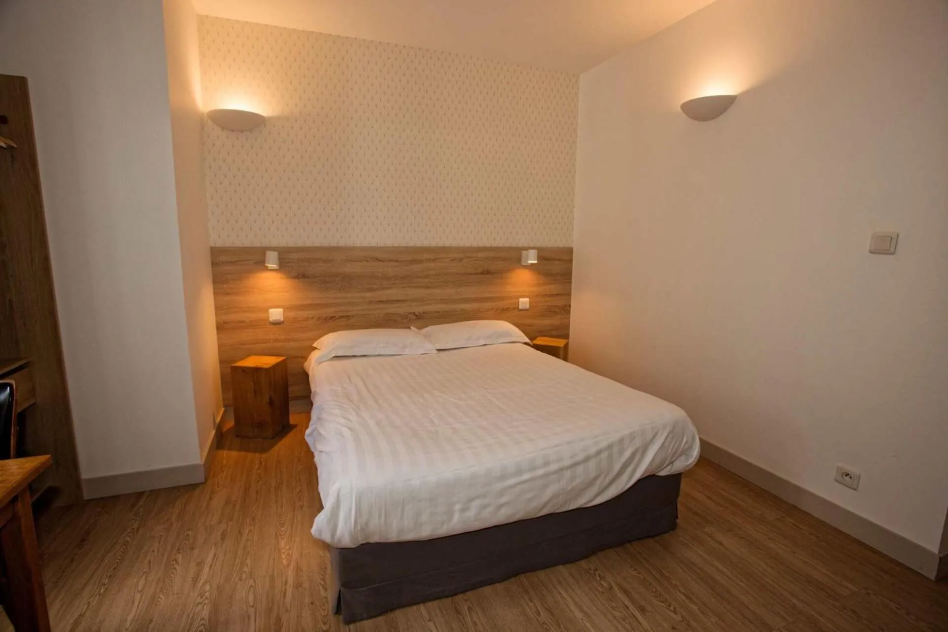 Bedroom, Bed in Hôtel Océan Dinan