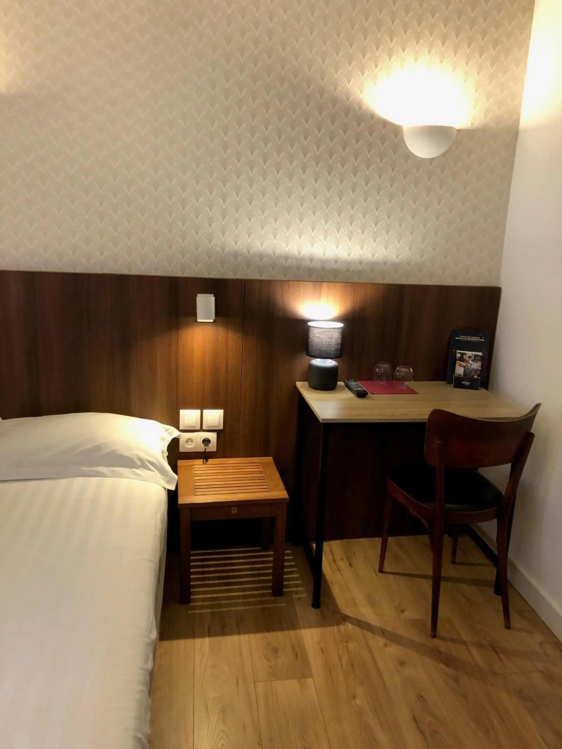 Bedroom, Bed in Hôtel Océan Dinan