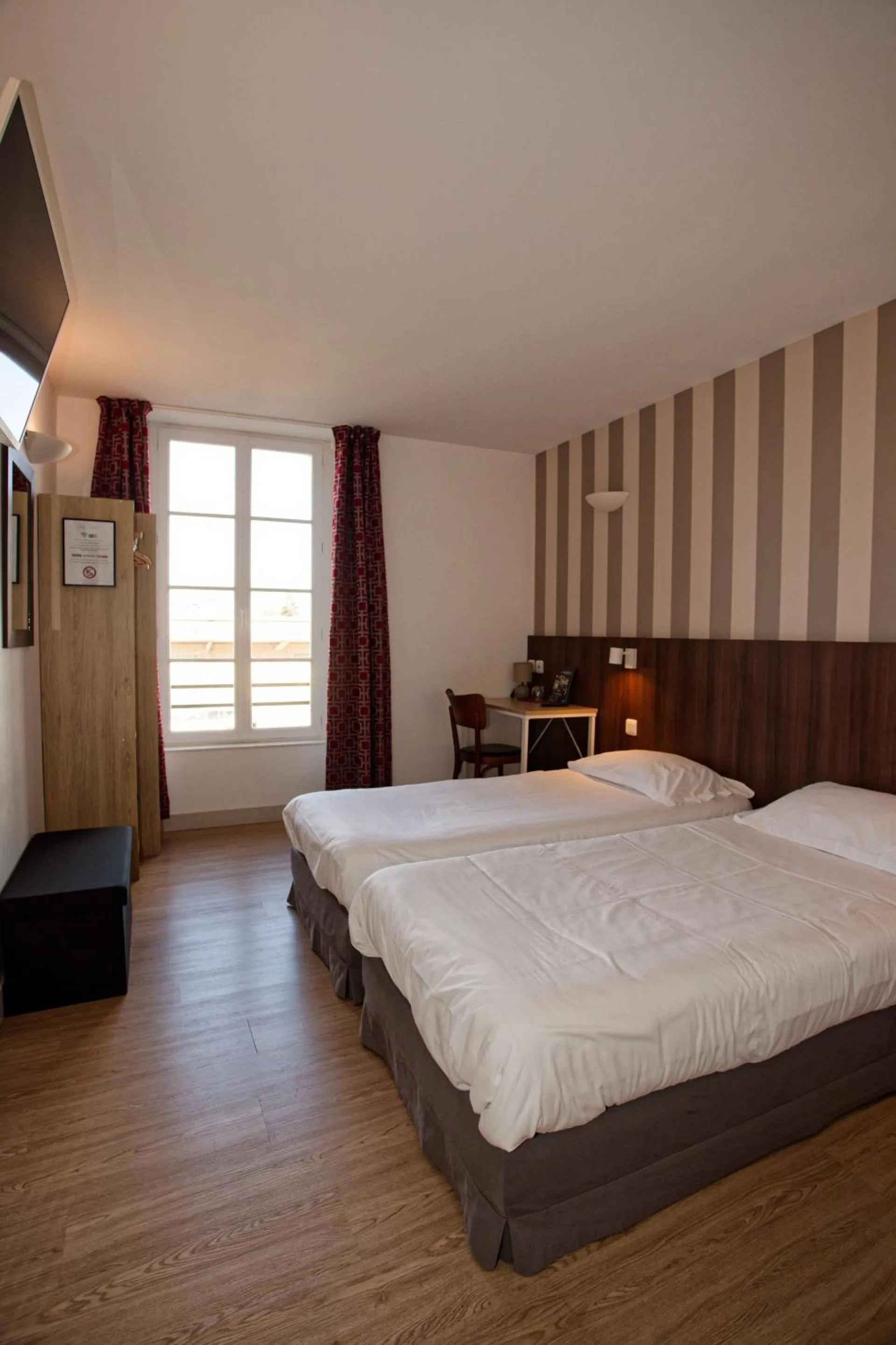 Bedroom, Bed in Hôtel Océan Dinan