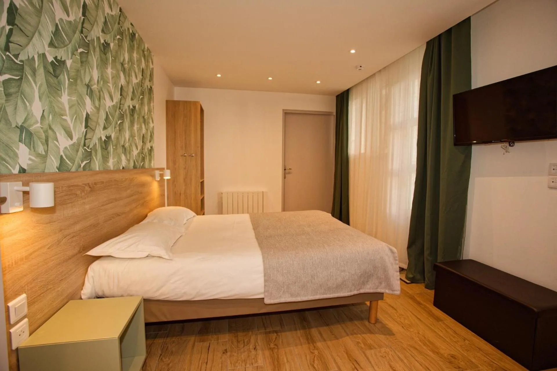 Bedroom, Bed in Hôtel Océan Dinan