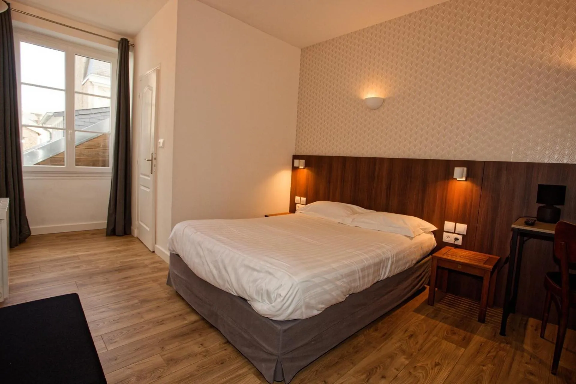 Bedroom, Bed in Hôtel Océan Dinan