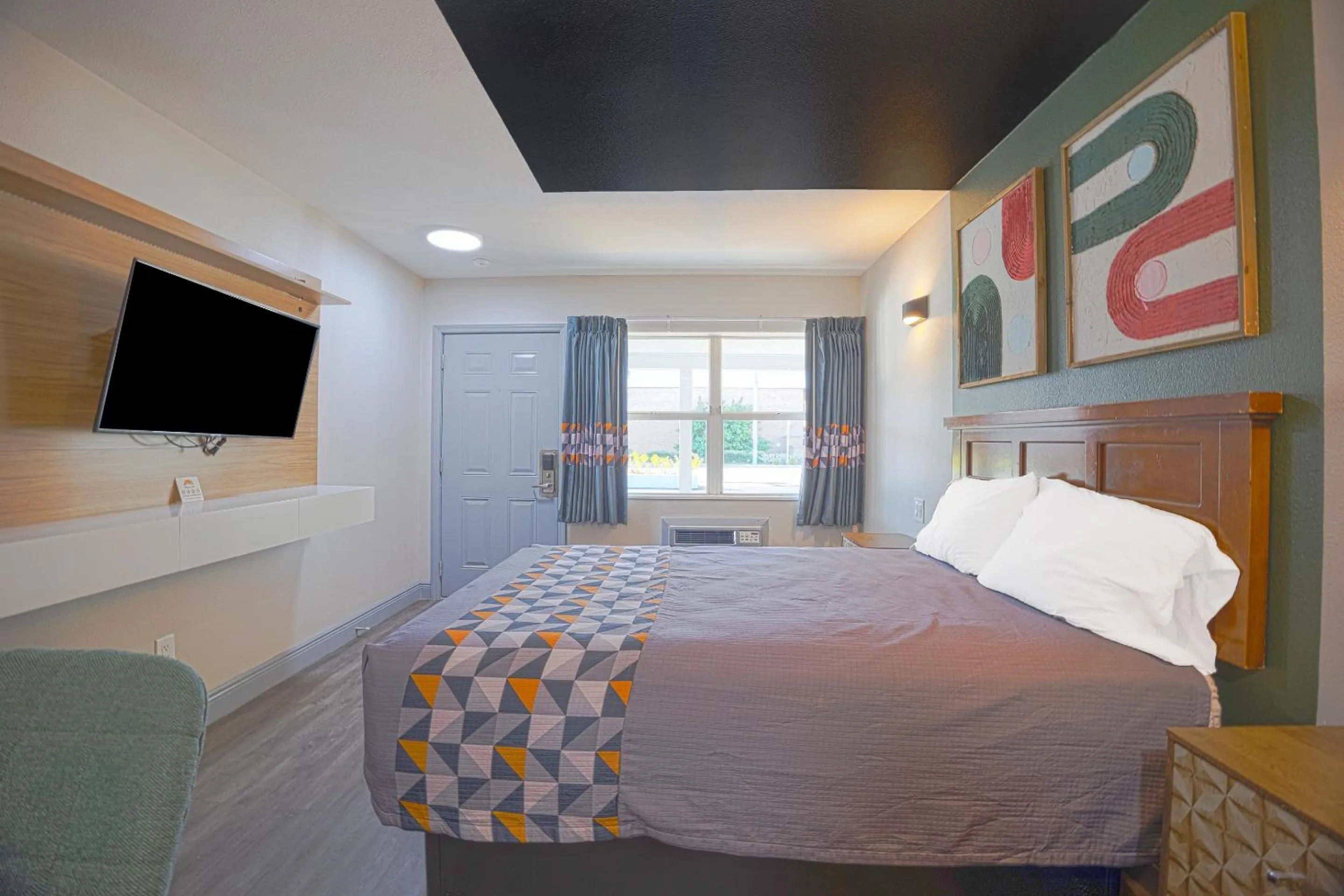 Bedroom, Bed in Sunrise Inn by OYO Titusville FL