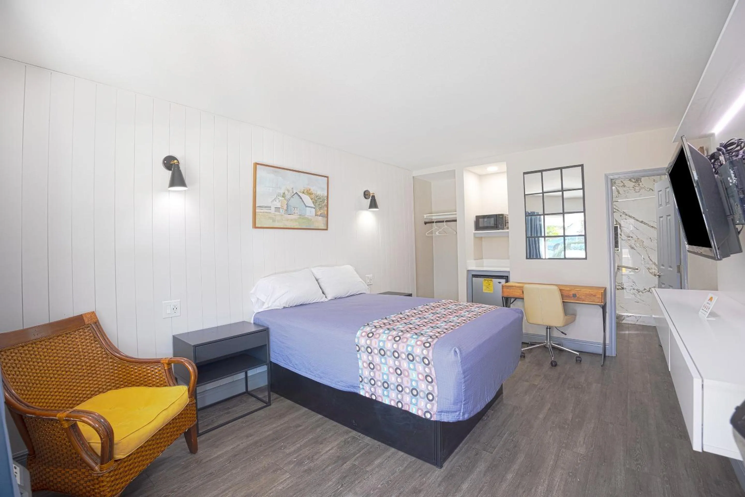 Bedroom, Bed in Sunrise Inn by OYO Titusville FL