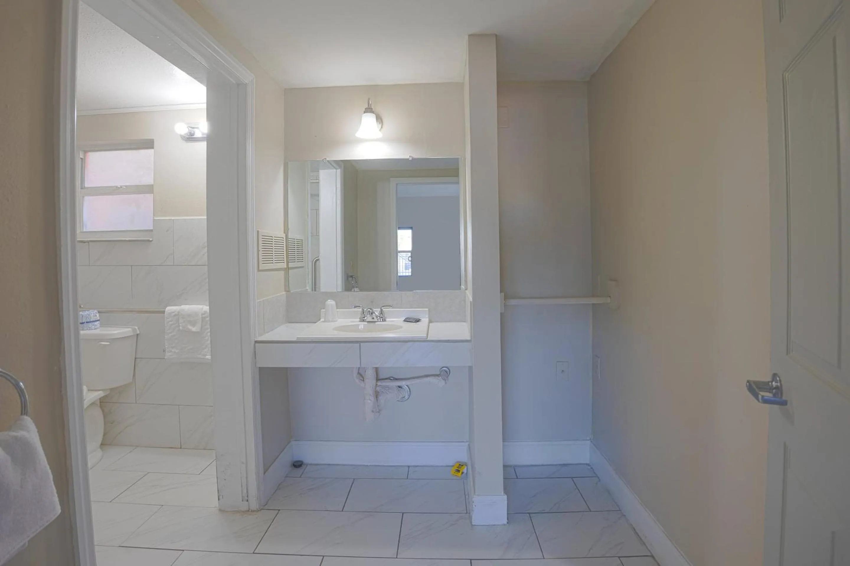 Bathroom in Sunrise Inn by OYO Titusville FL