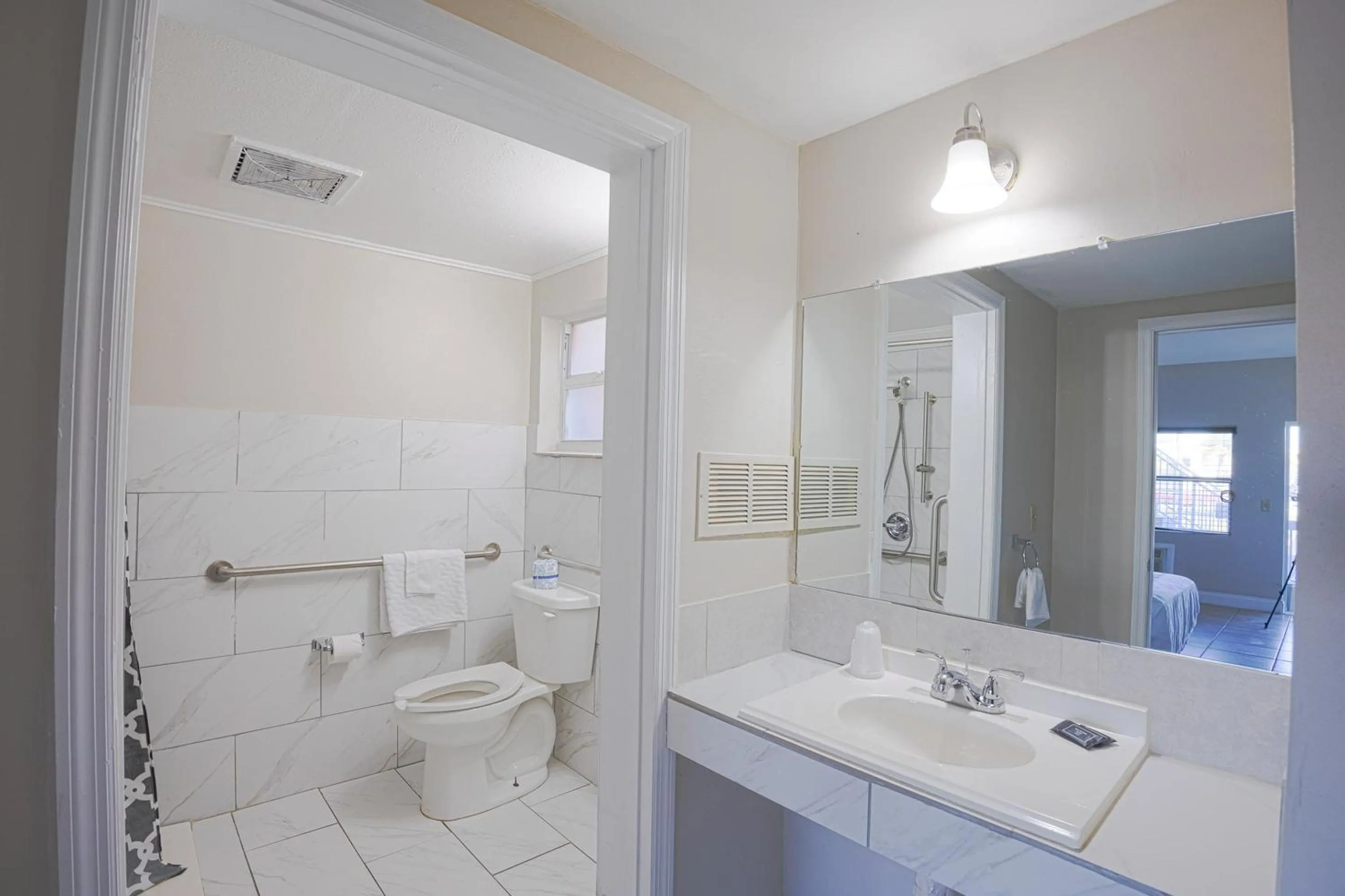 Bathroom in Sunrise Inn by OYO Titusville FL