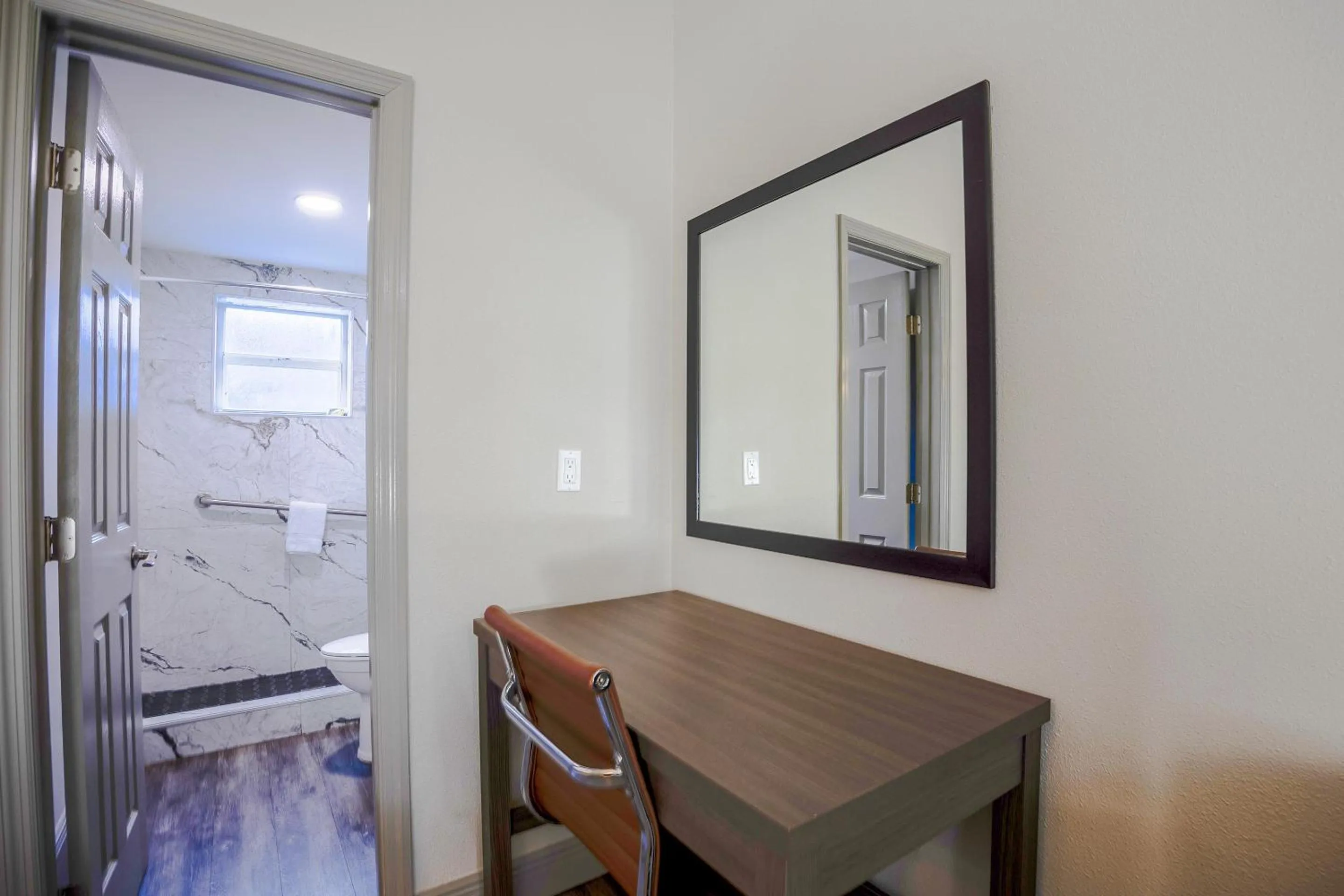 Bedroom in Sunrise Inn by OYO Titusville FL