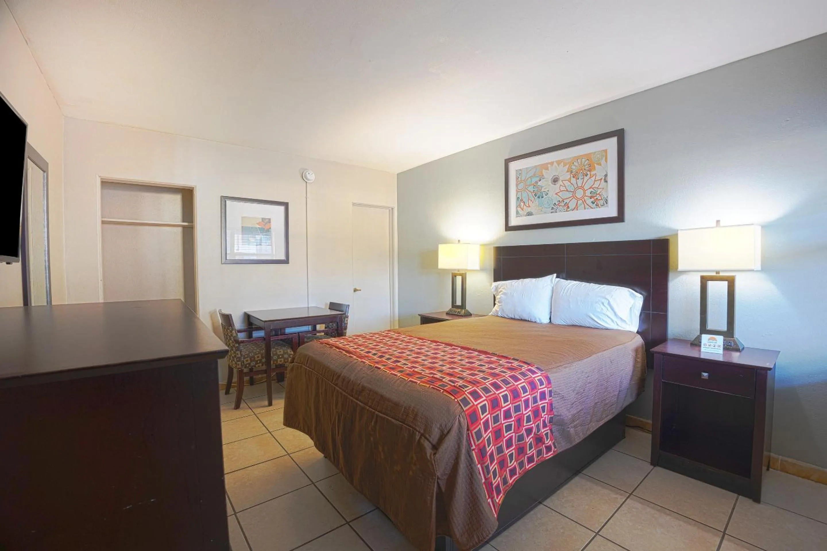 Bedroom, Bed in Sunrise Inn by OYO Titusville FL