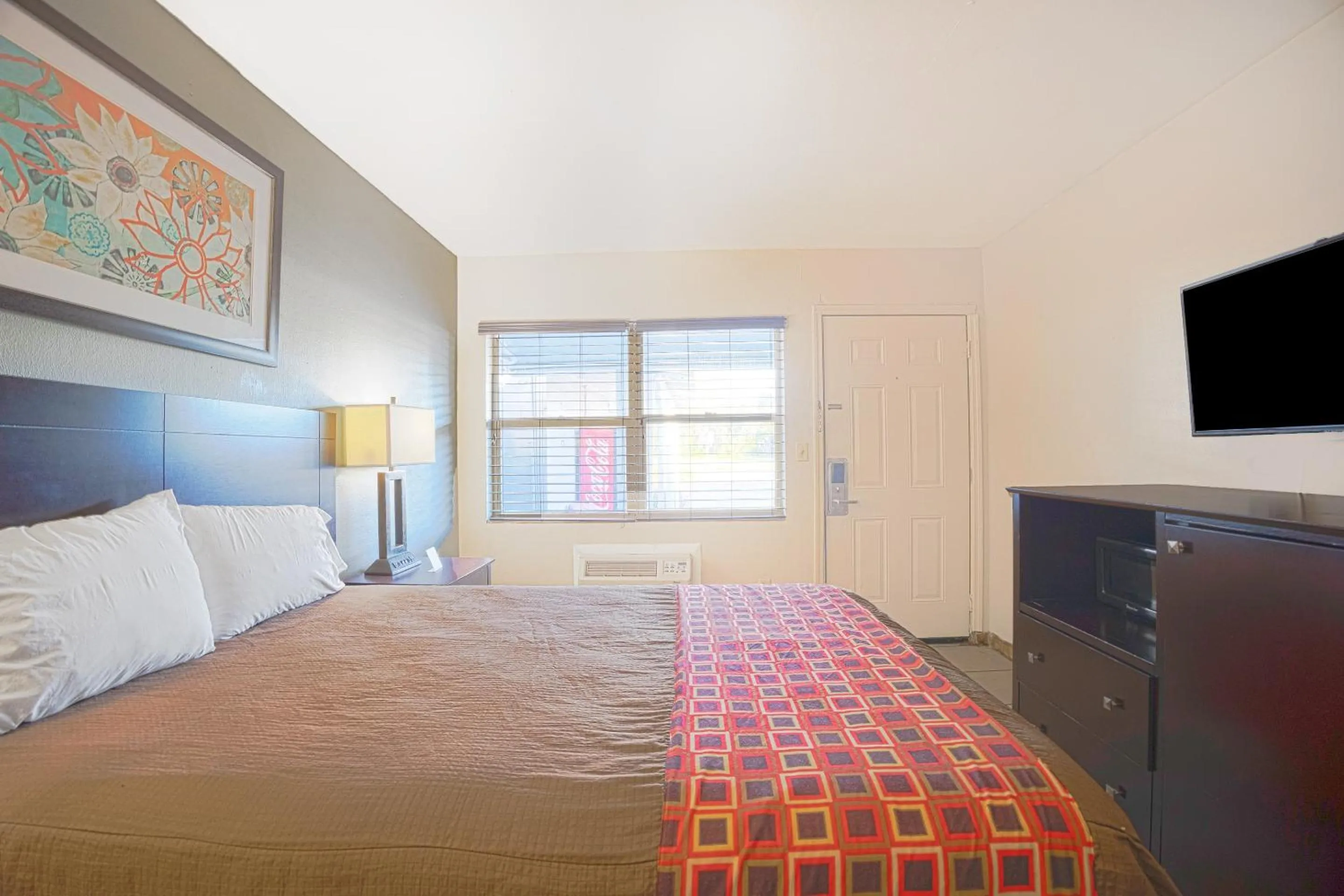 Bedroom, Bed in Sunrise Inn by OYO Titusville FL