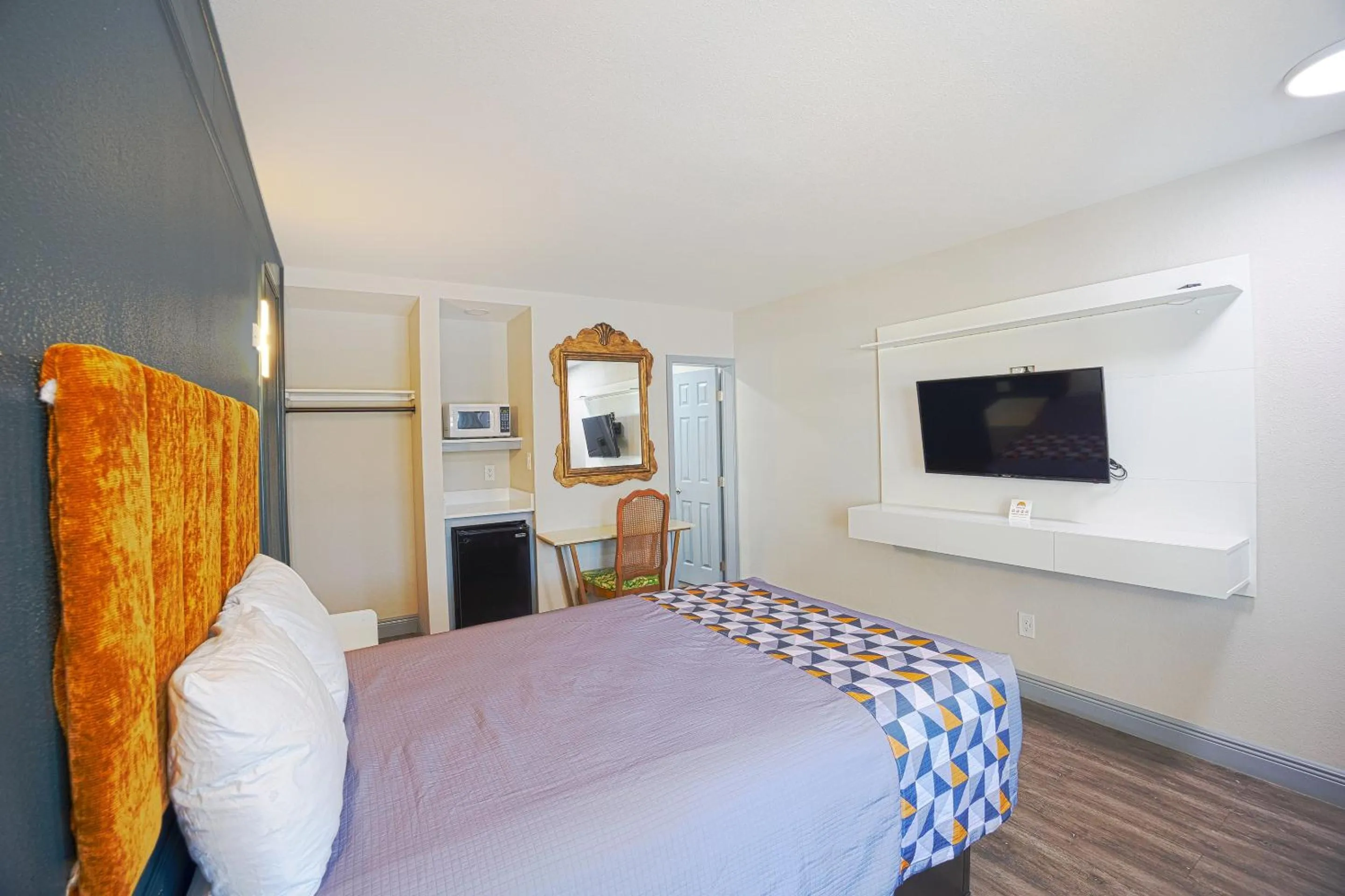 Bedroom, Bed in Sunrise Inn by OYO Titusville FL