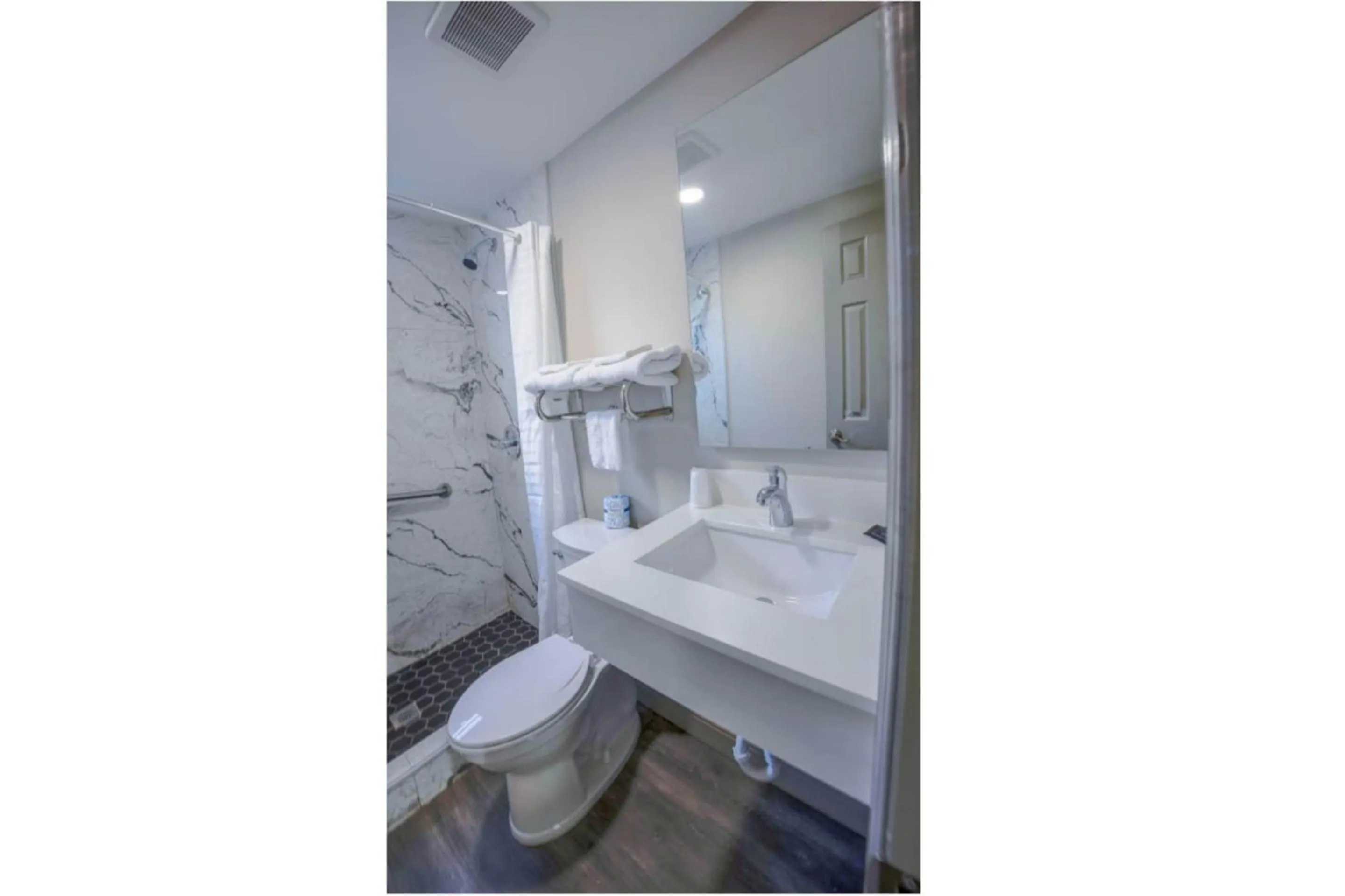 Bathroom in Sunrise Inn by OYO Titusville FL