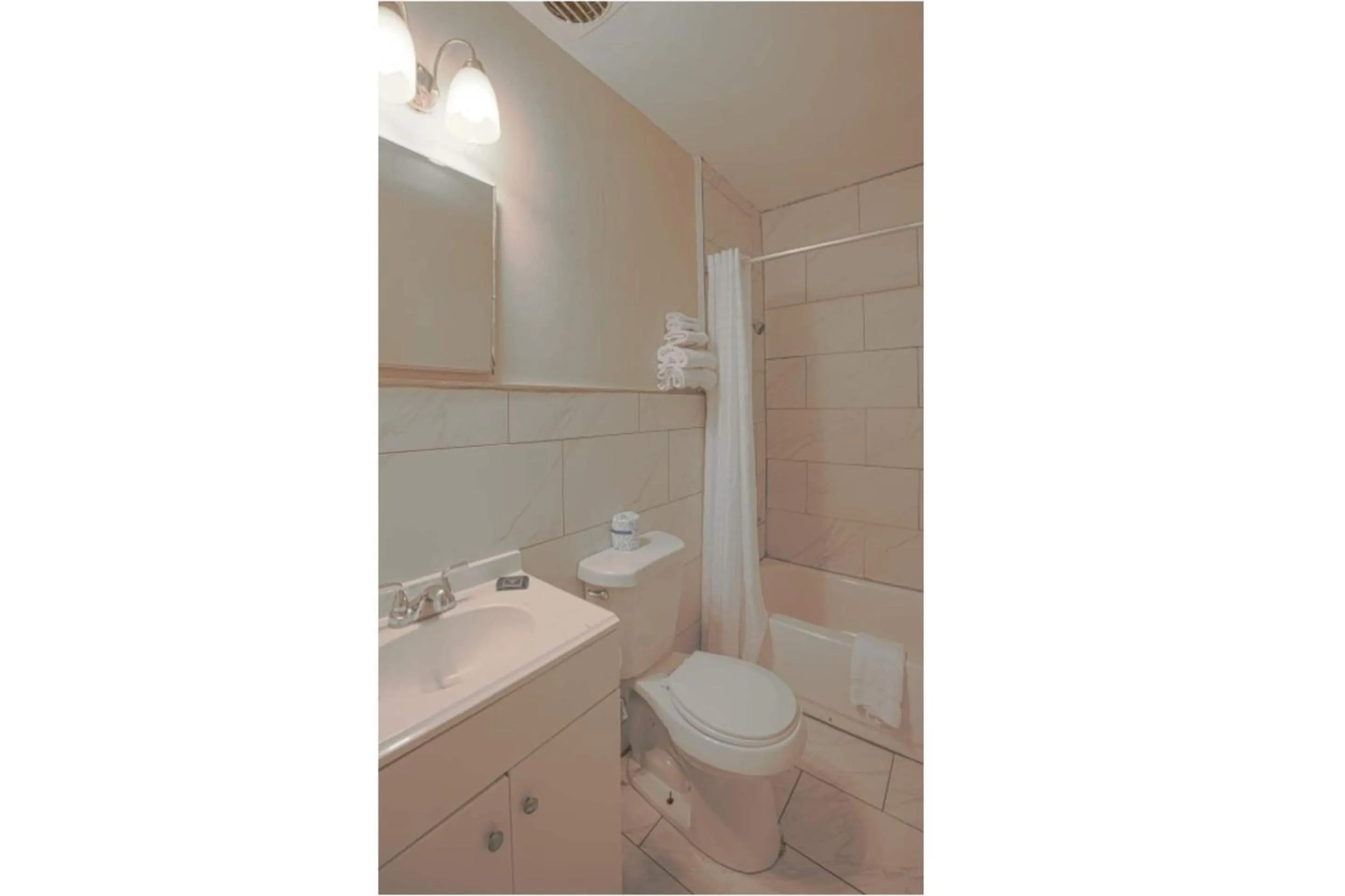 Bathroom in Sunrise Inn by OYO Titusville FL