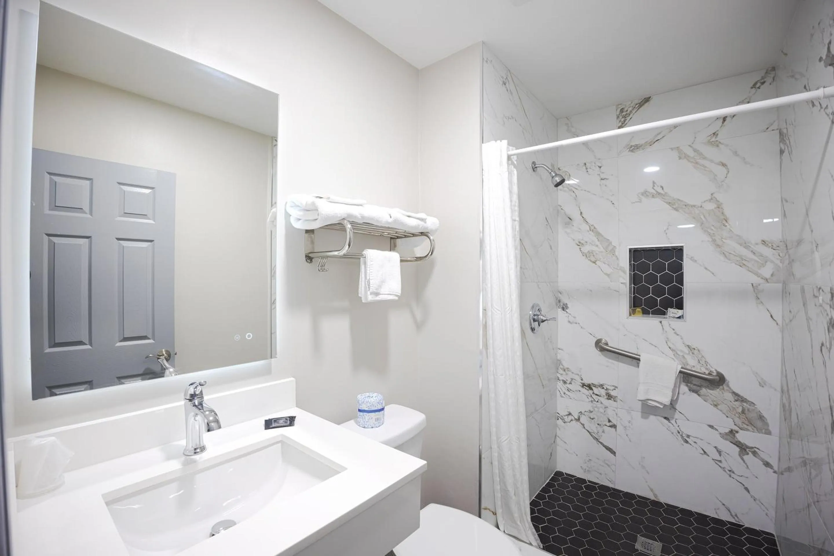 Bathroom in Sunrise Inn by OYO Titusville FL