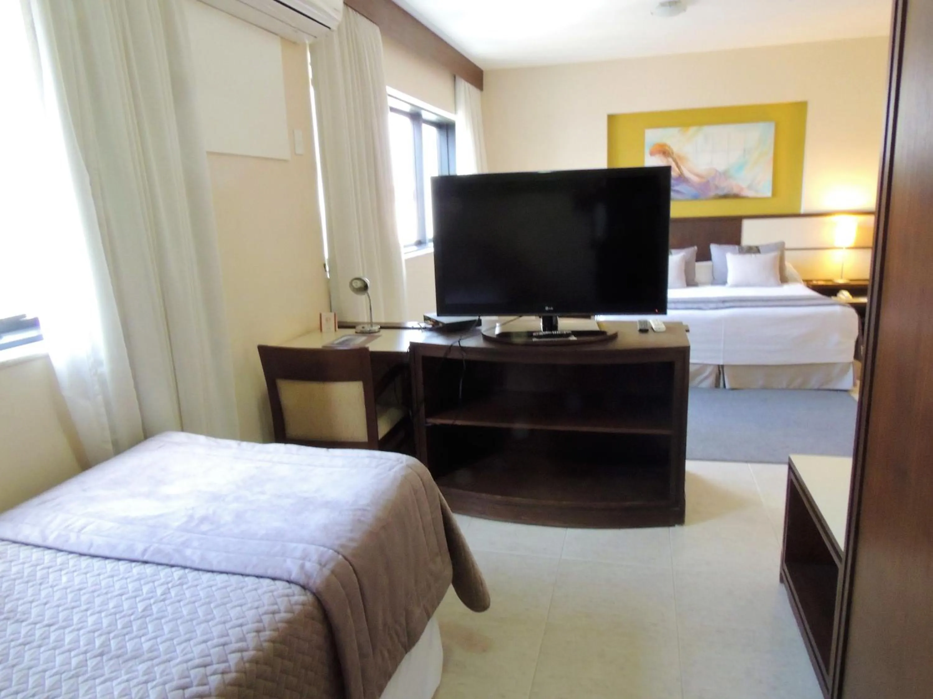 Bedroom, Bed in Mondrian Suite Hotel