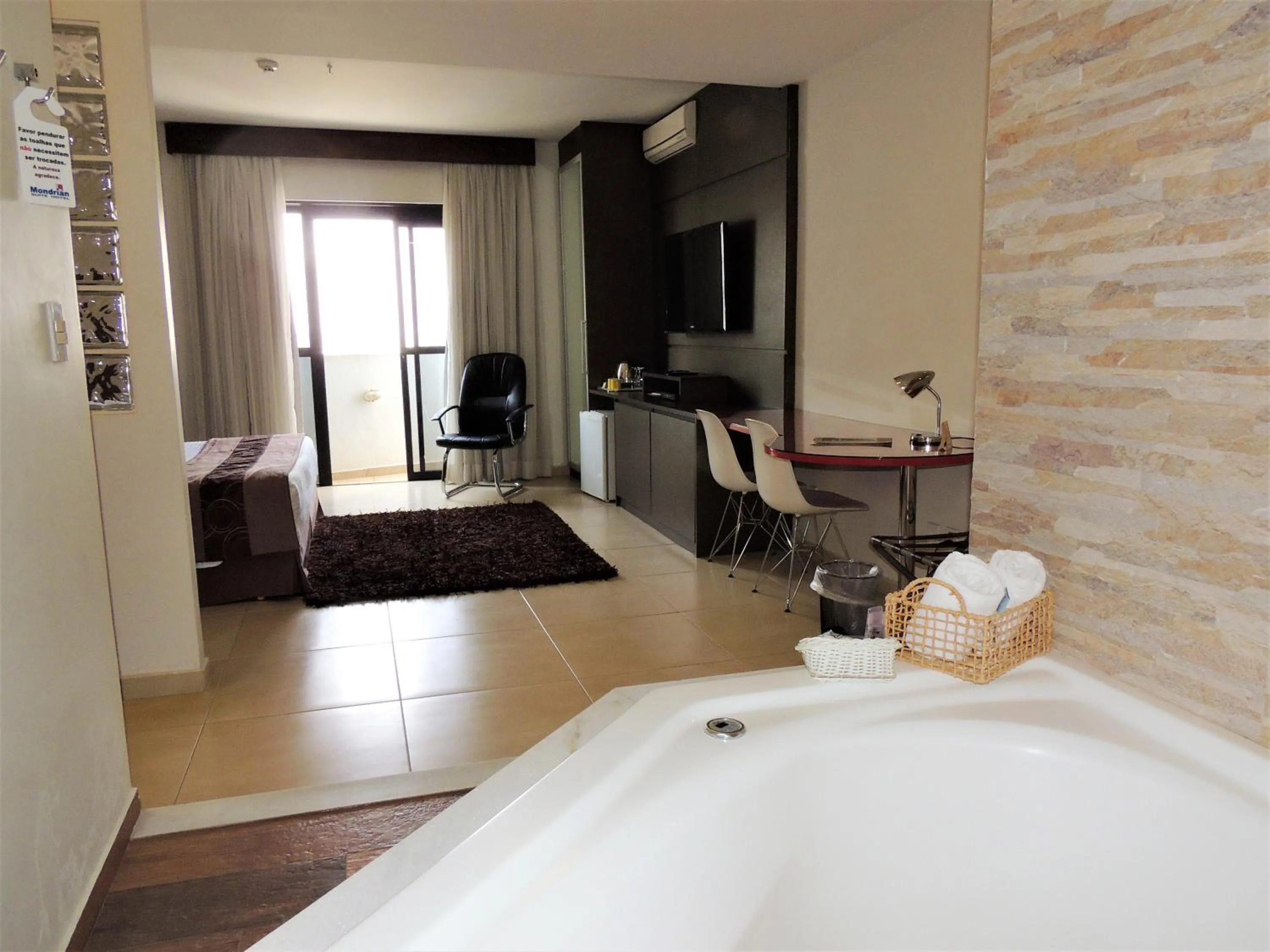 Hot Tub, Bed in Mondrian Suite Hotel