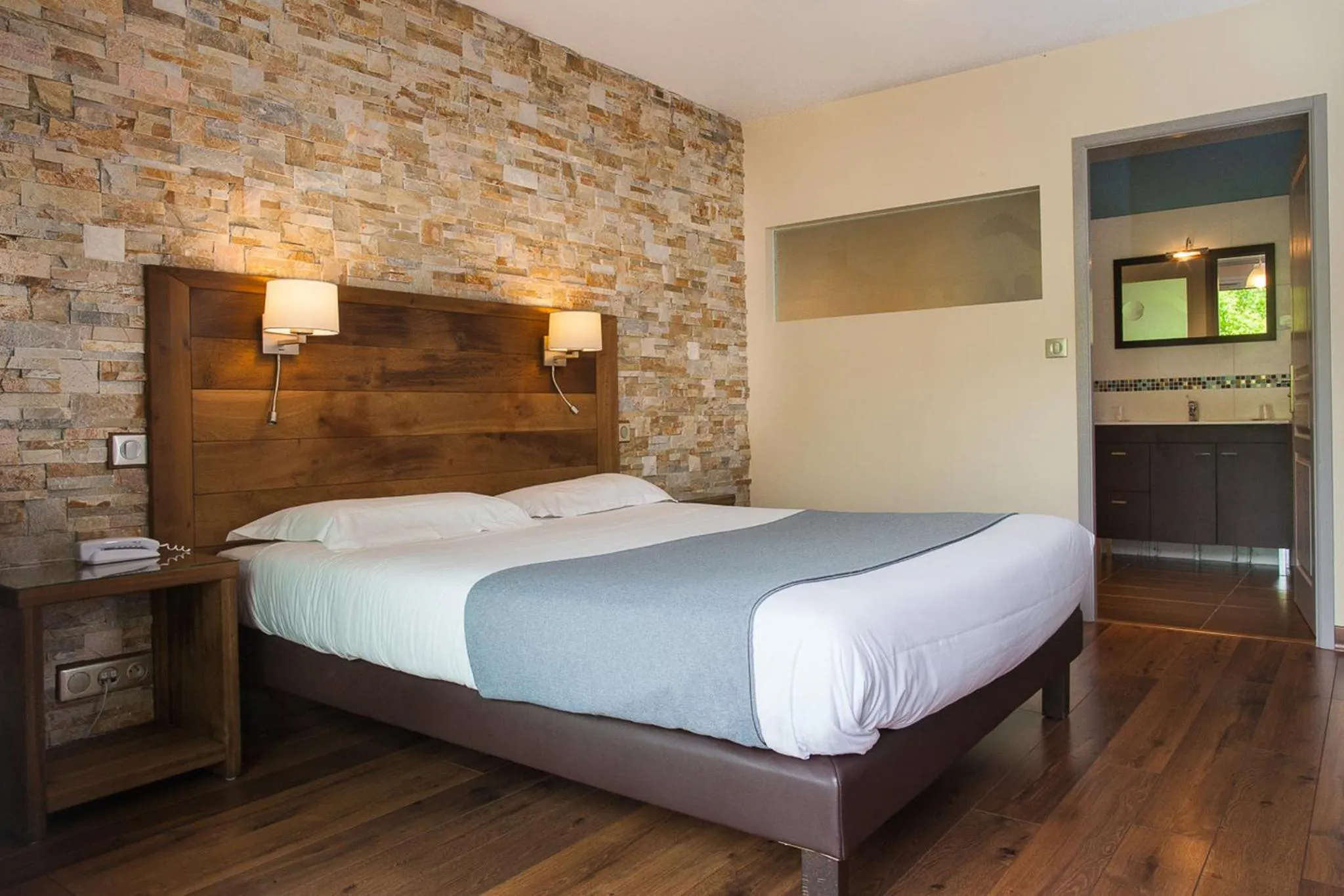 Staff, Bed in Logis Hotel Erreguina