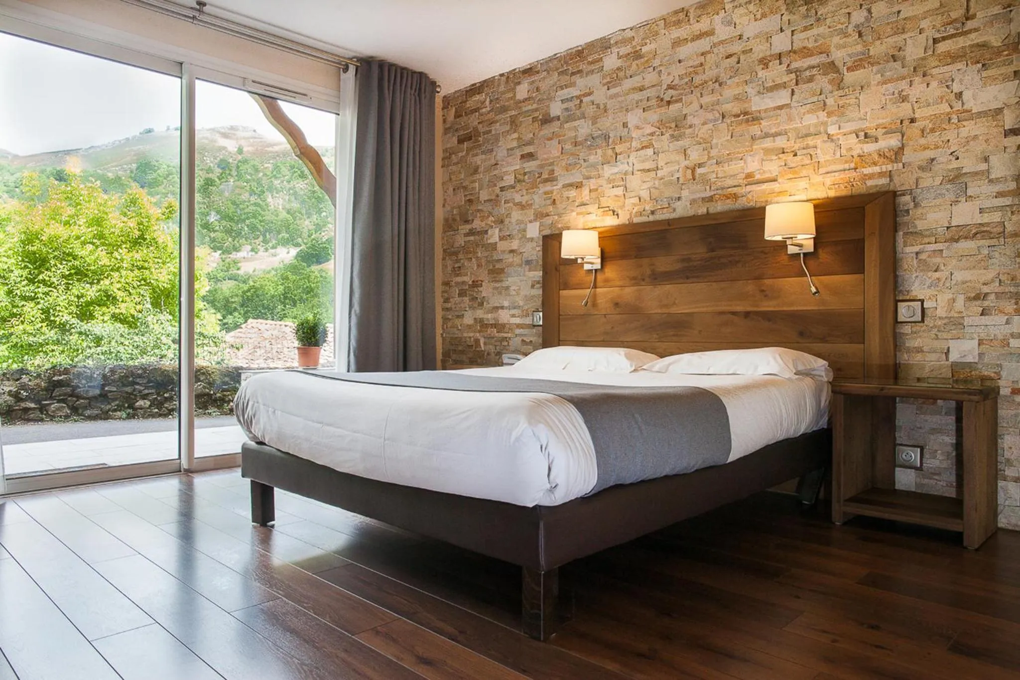 Staff, Bed in Logis Hotel Erreguina