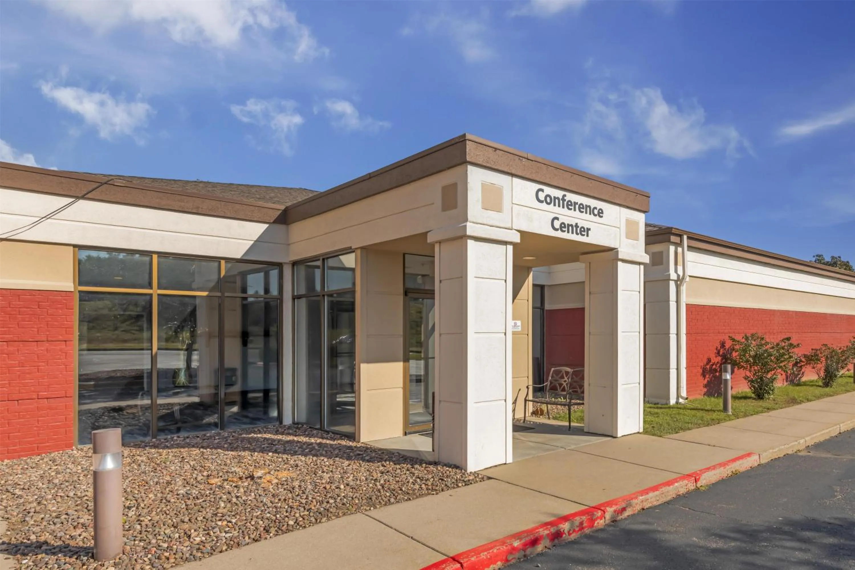 Property building in Best Western Plus Eau Claire Conference Center