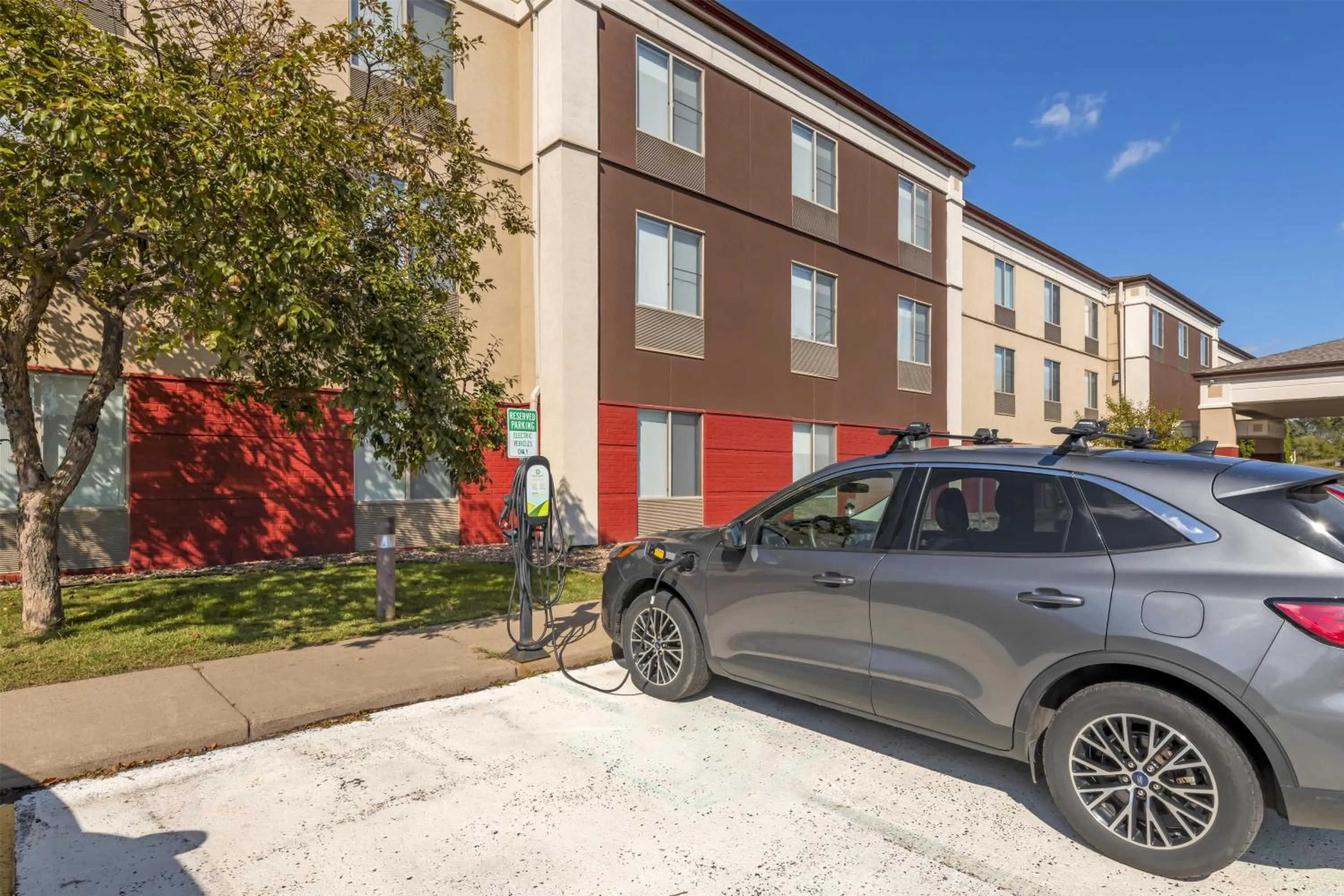 Property building in Best Western Plus Eau Claire Conference Center