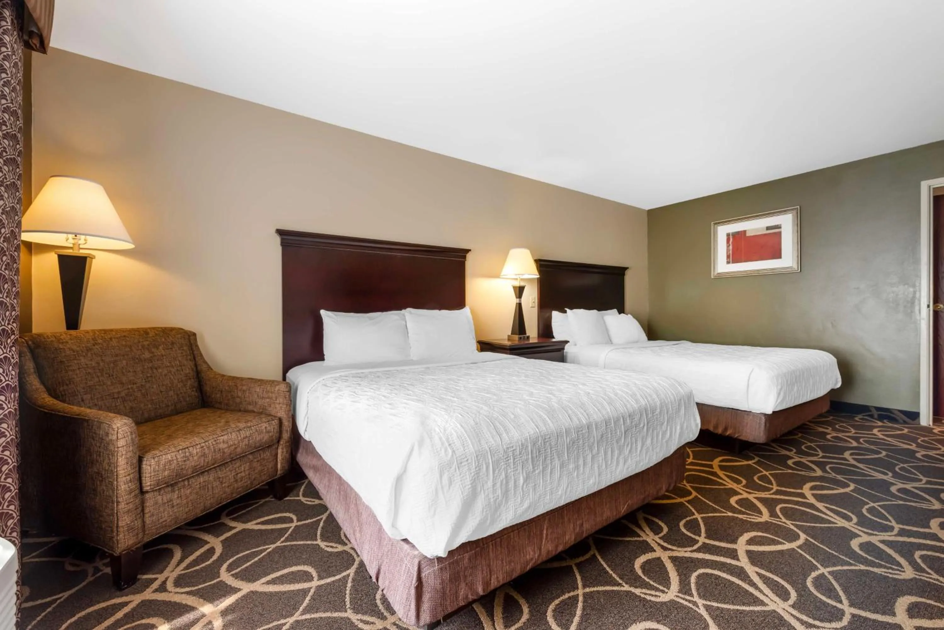 Queen Suite with Two Queen Beds with Sofa Bed in Best Western Plus Eau Claire Conference Center