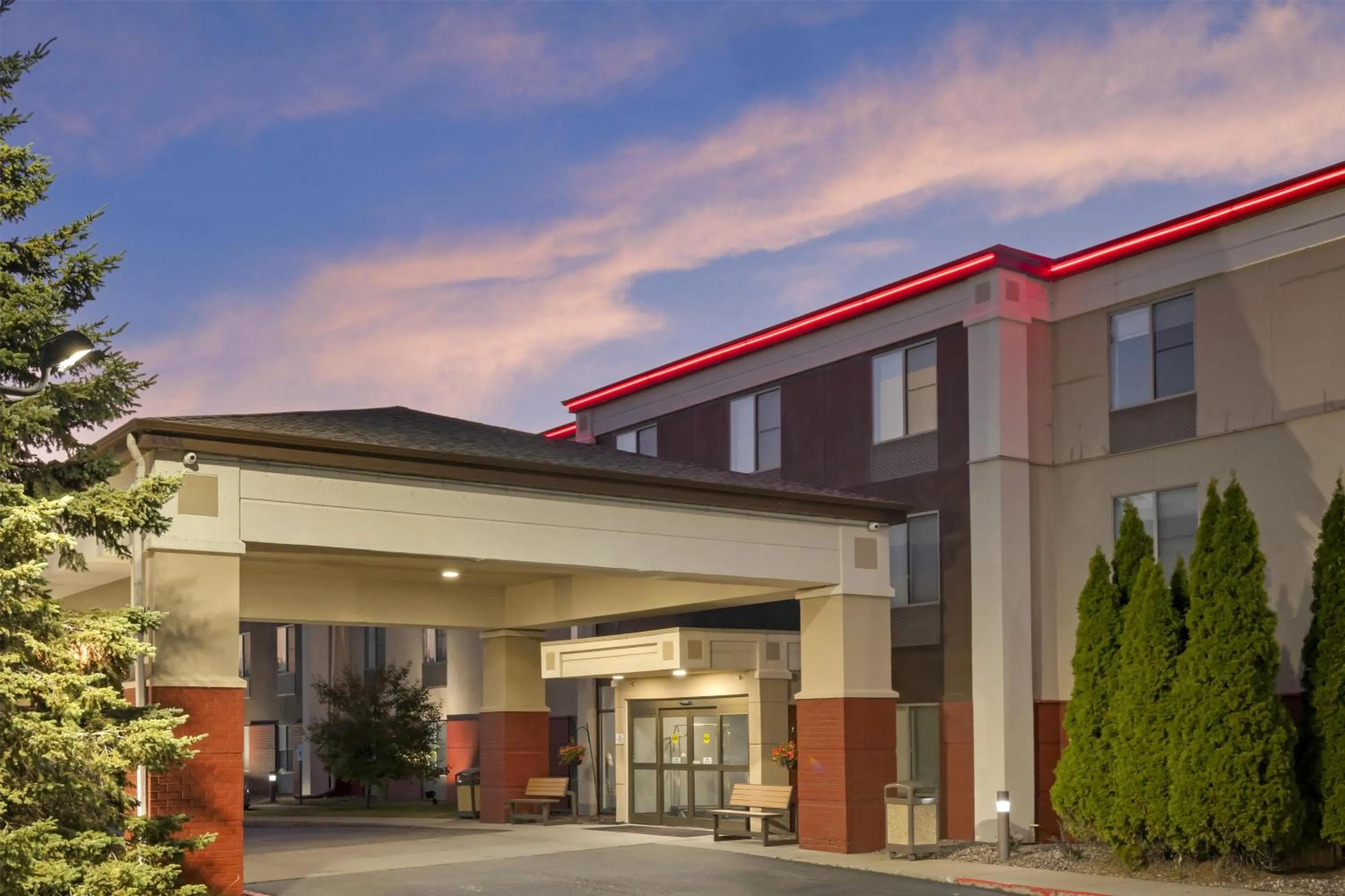 Property building in Best Western Plus Eau Claire Conference Center