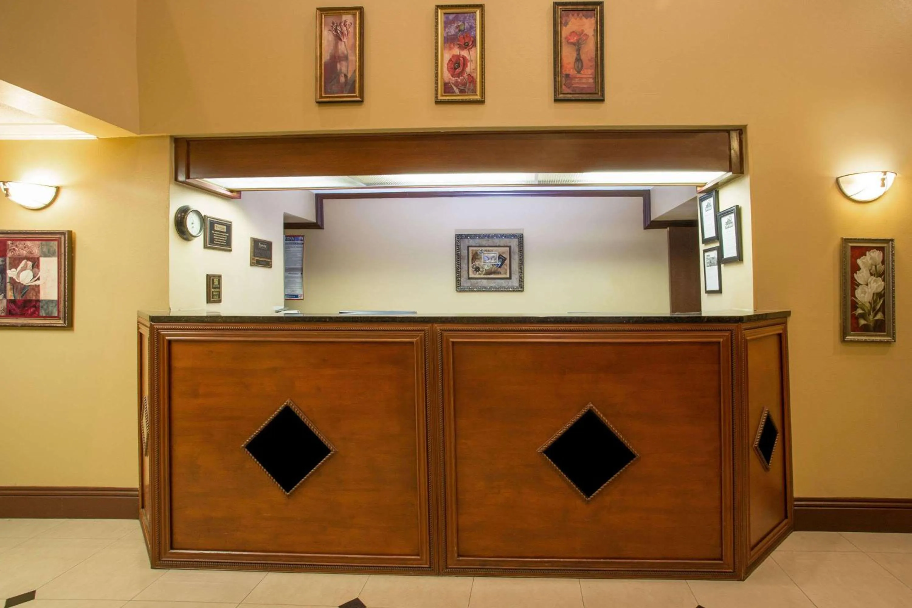 Lobby or reception in Travelodge by Wyndham Fort Myers Airport