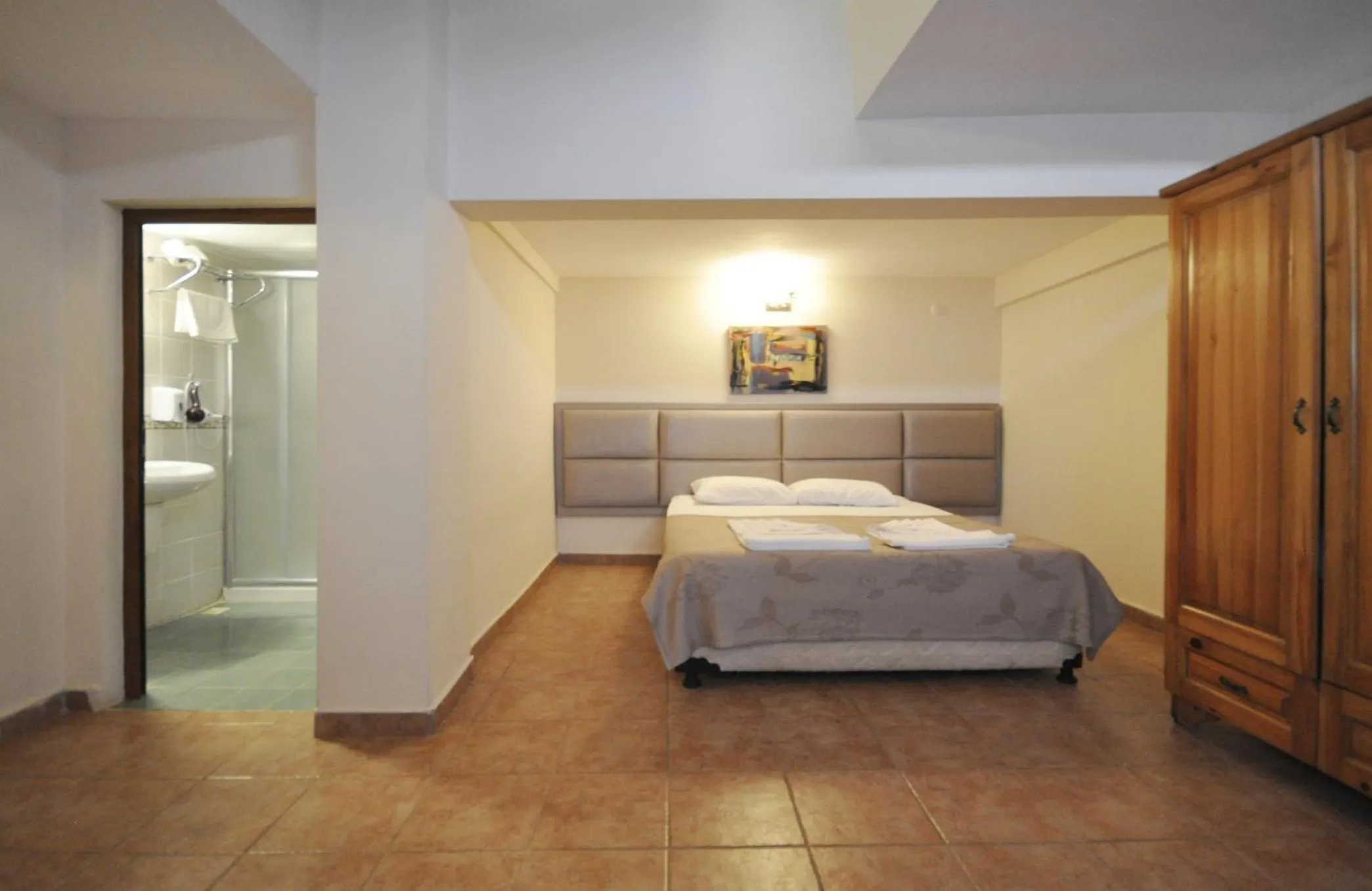 Bedroom, Bed in Ford Hotel