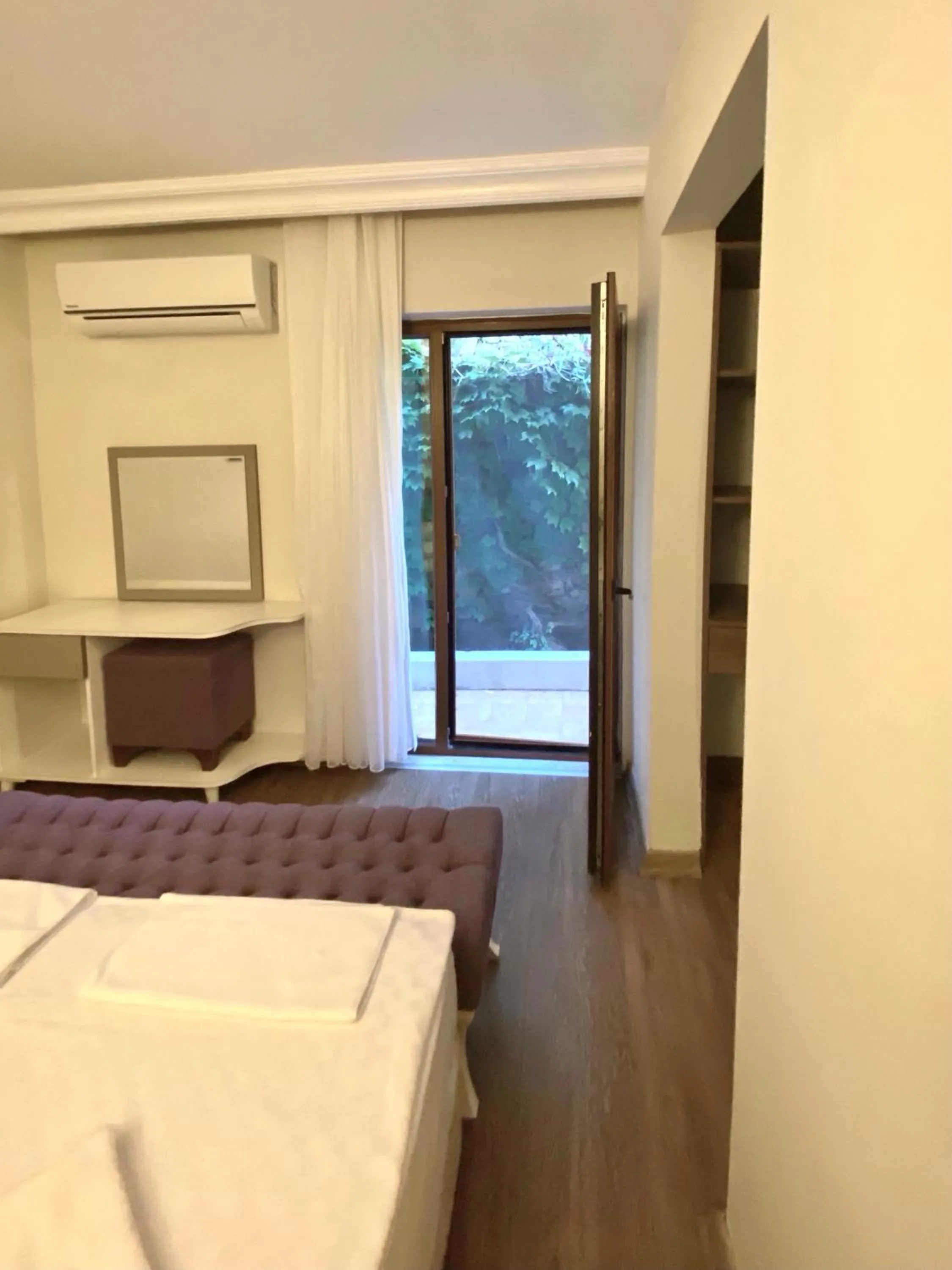 Bedroom, Bed in Ford Hotel