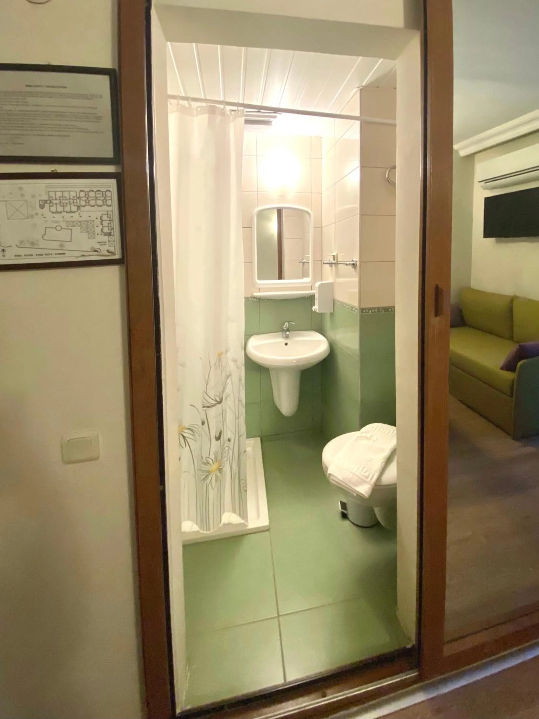 Bathroom in Ford Hotel