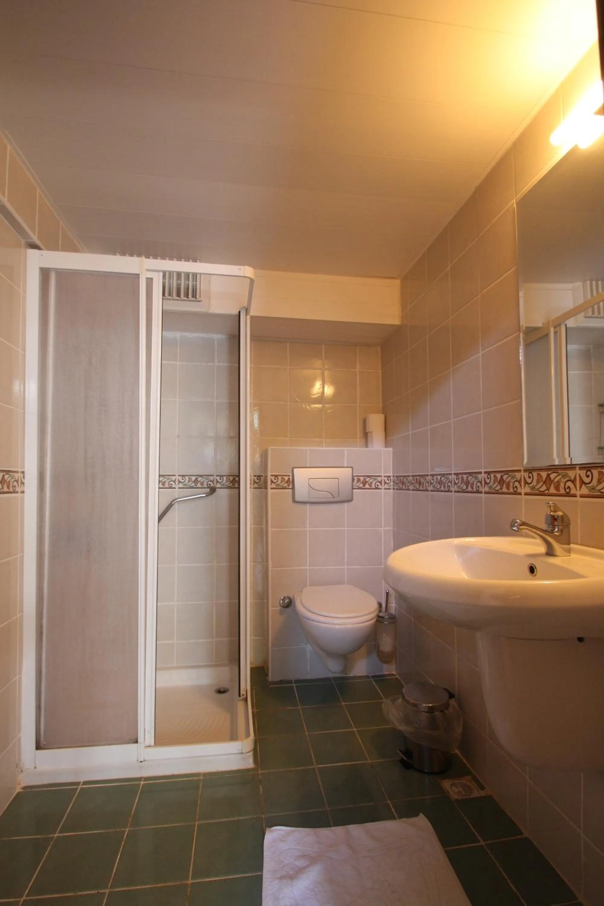 Bathroom in Ford Hotel