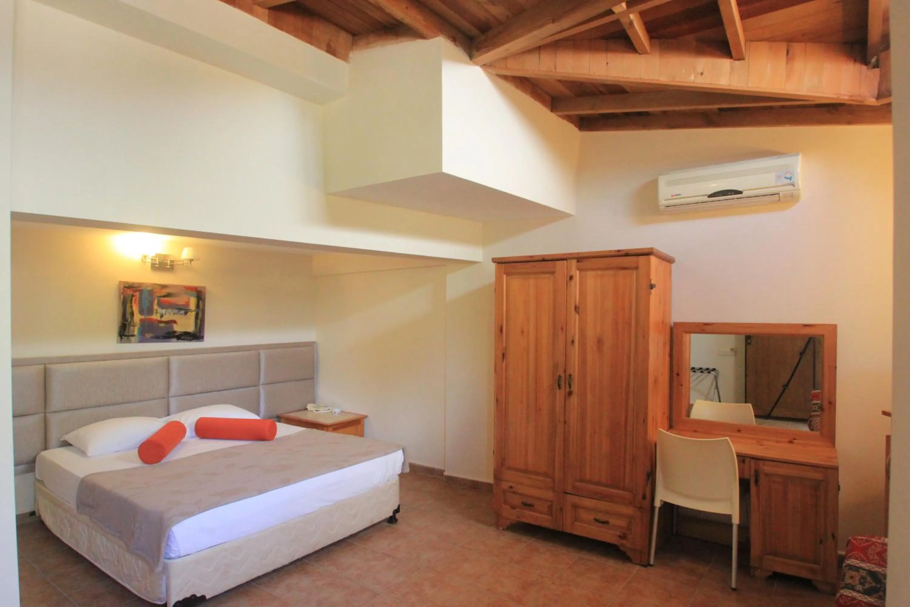 Photo of the whole room, Bed in Ford Hotel