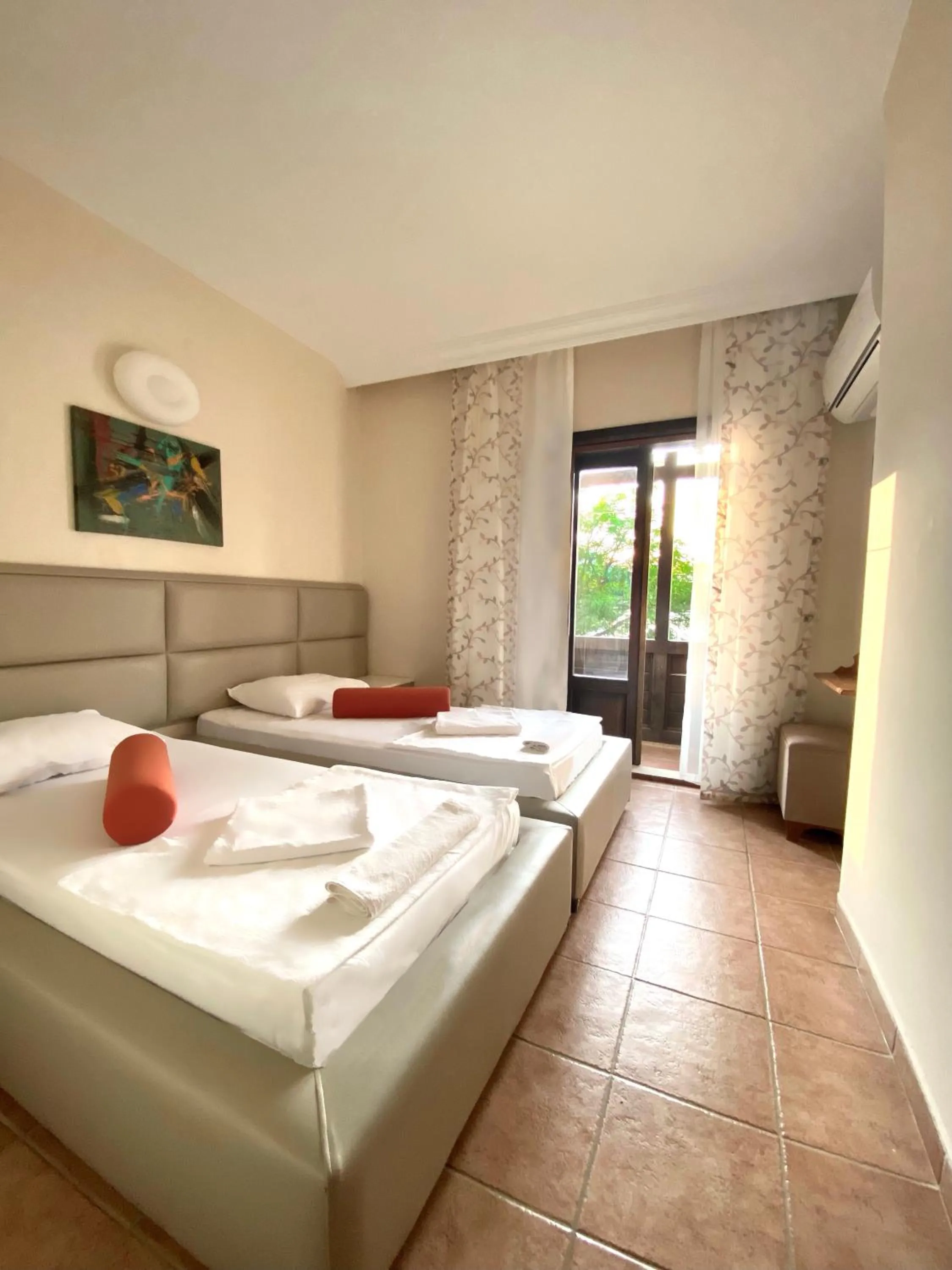 Bedroom, Bed in Ford Hotel