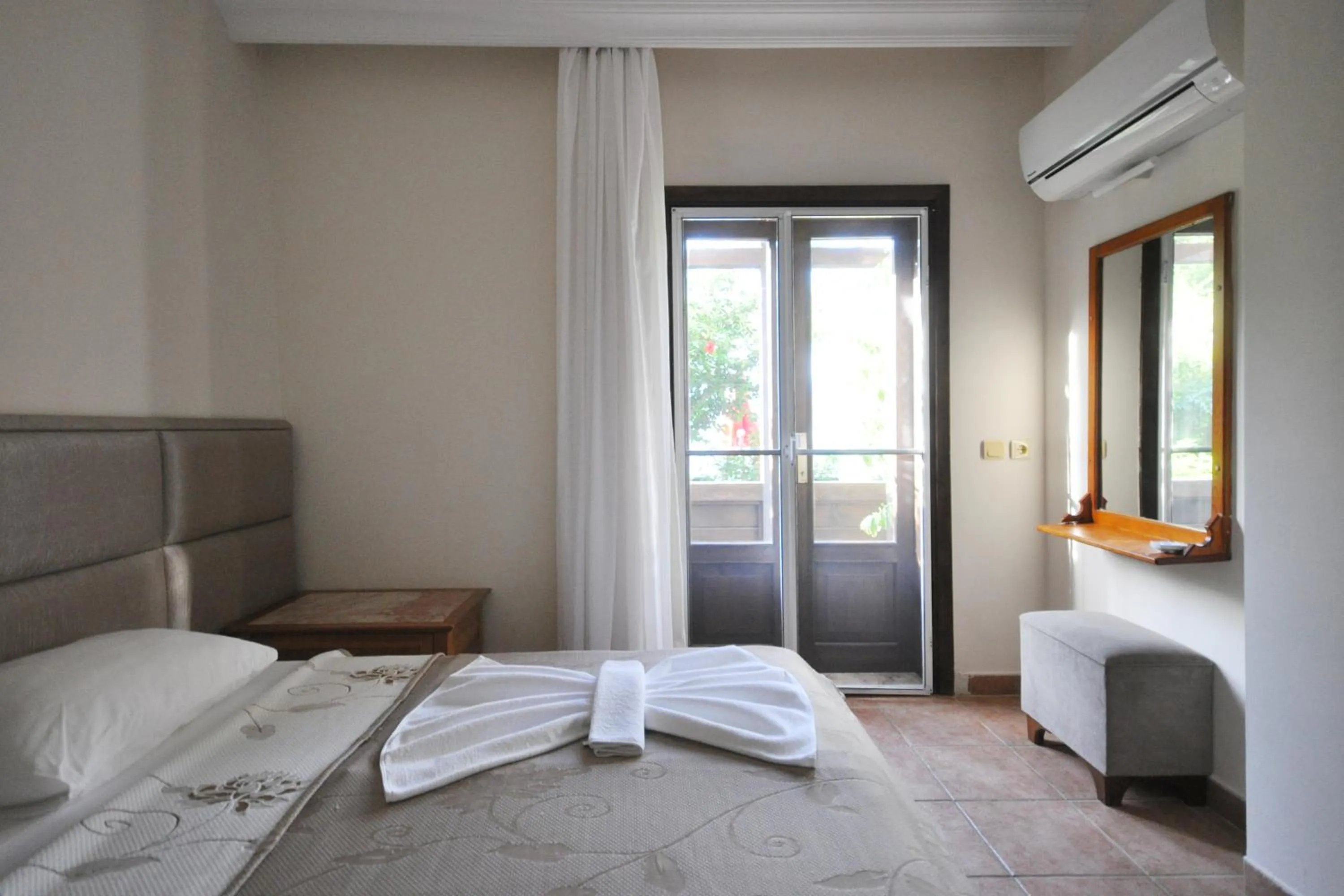 Bedroom, Bed in Ford Hotel